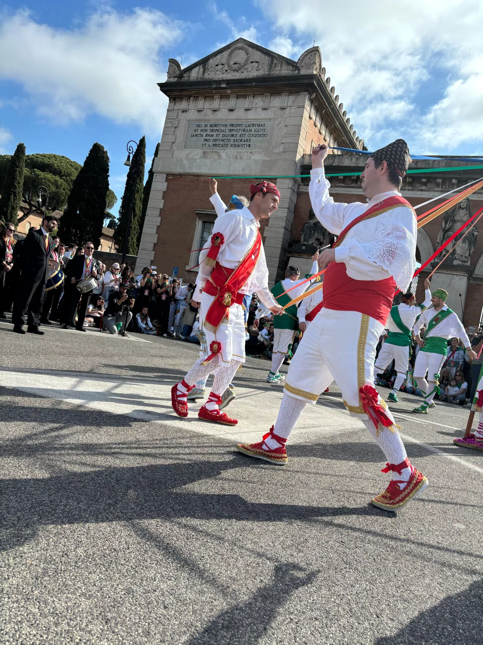 Danzantes en Roma con motivo del 1800 aniversario del nacimiento de San Lorenzo