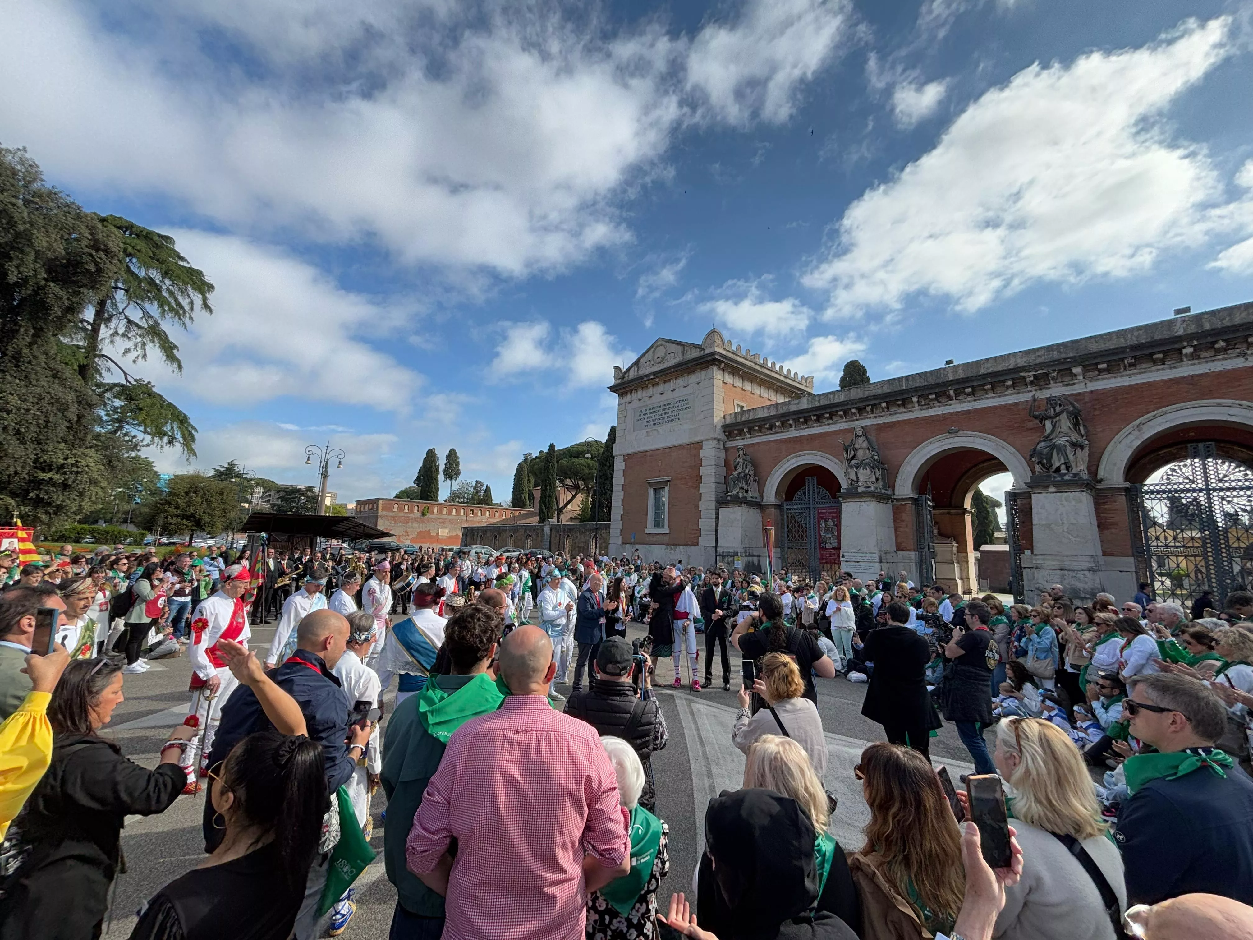 Danzantes en Roma con motivo del 1800 aniversario del nacimiento de San Lorenzo