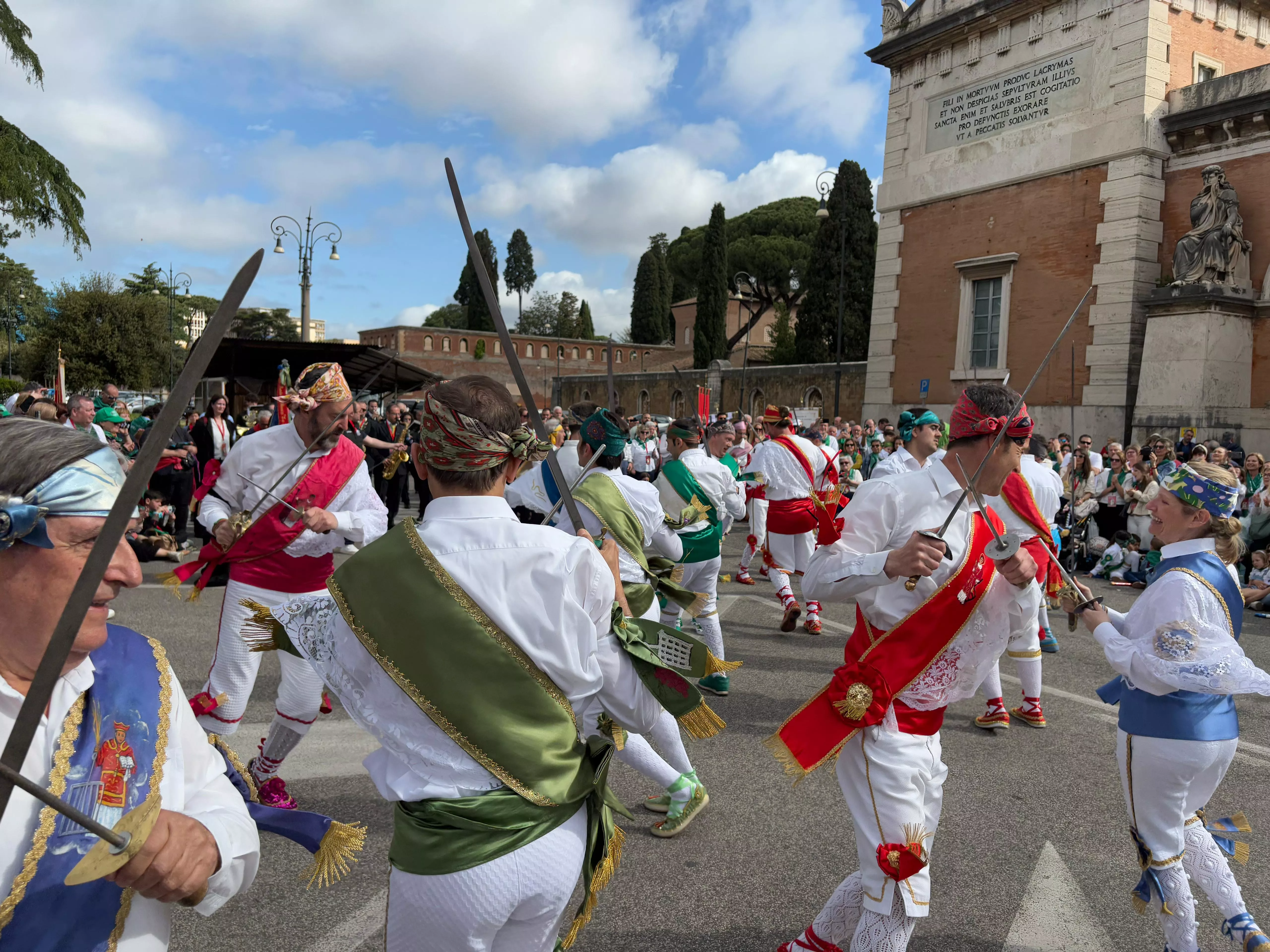Danzantes en Roma con motivo del 1800 aniversario del nacimiento de San Lorenzo