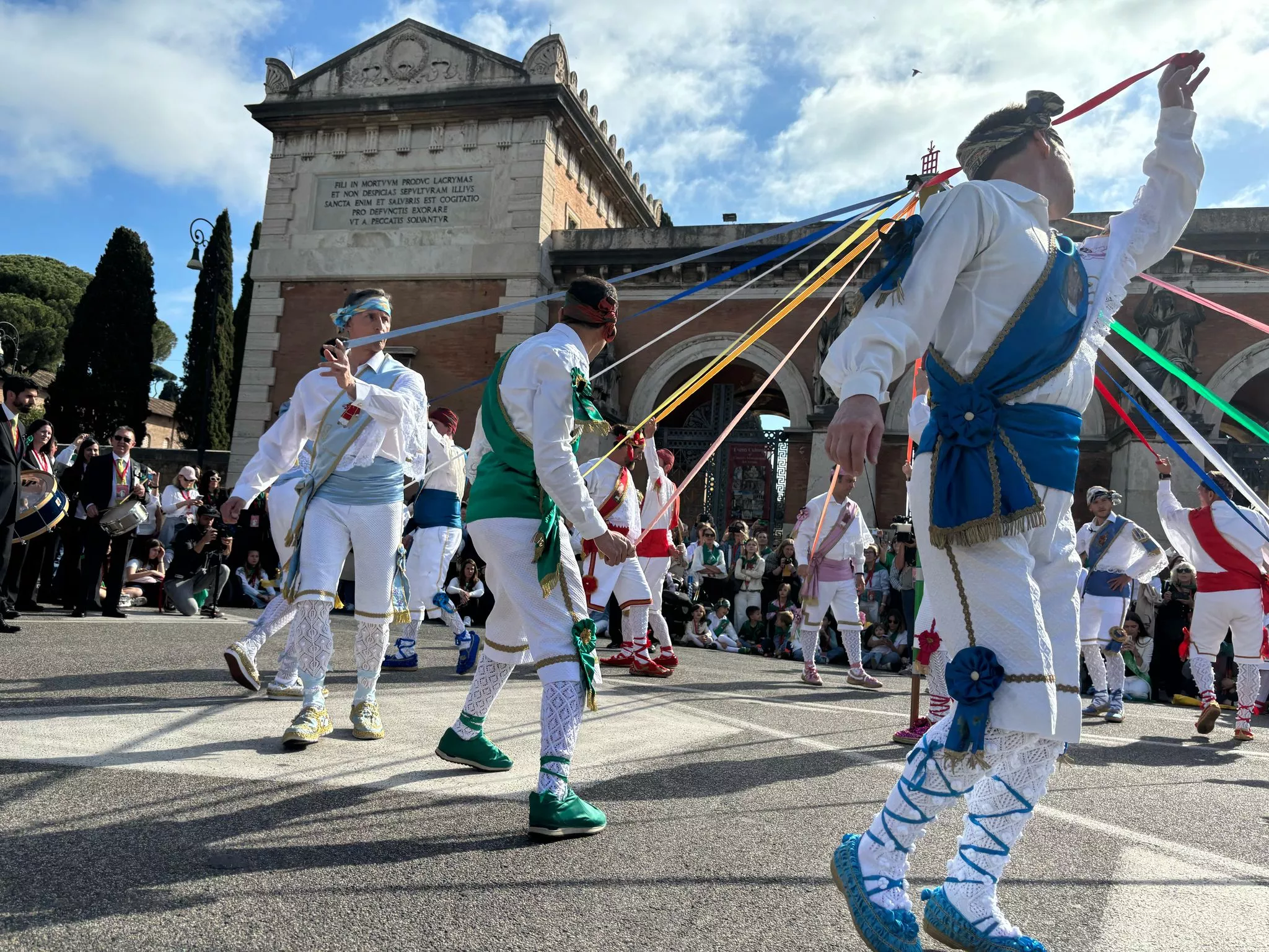 Danzantes en Roma con motivo del 1800 aniversario del nacimiento de San Lorenzo