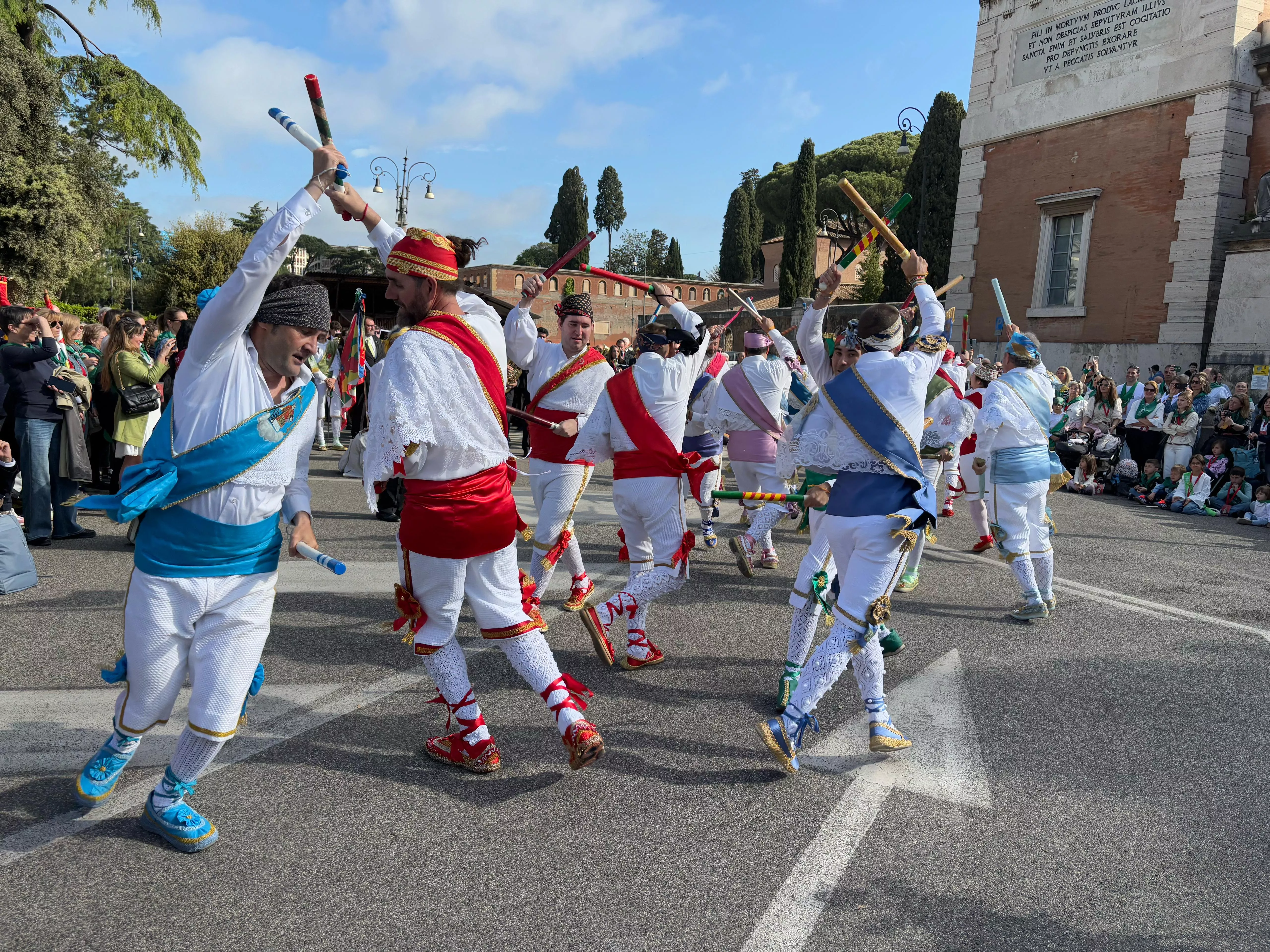 Danzantes en Roma con motivo del 1800 aniversario del nacimiento de San Lorenzo