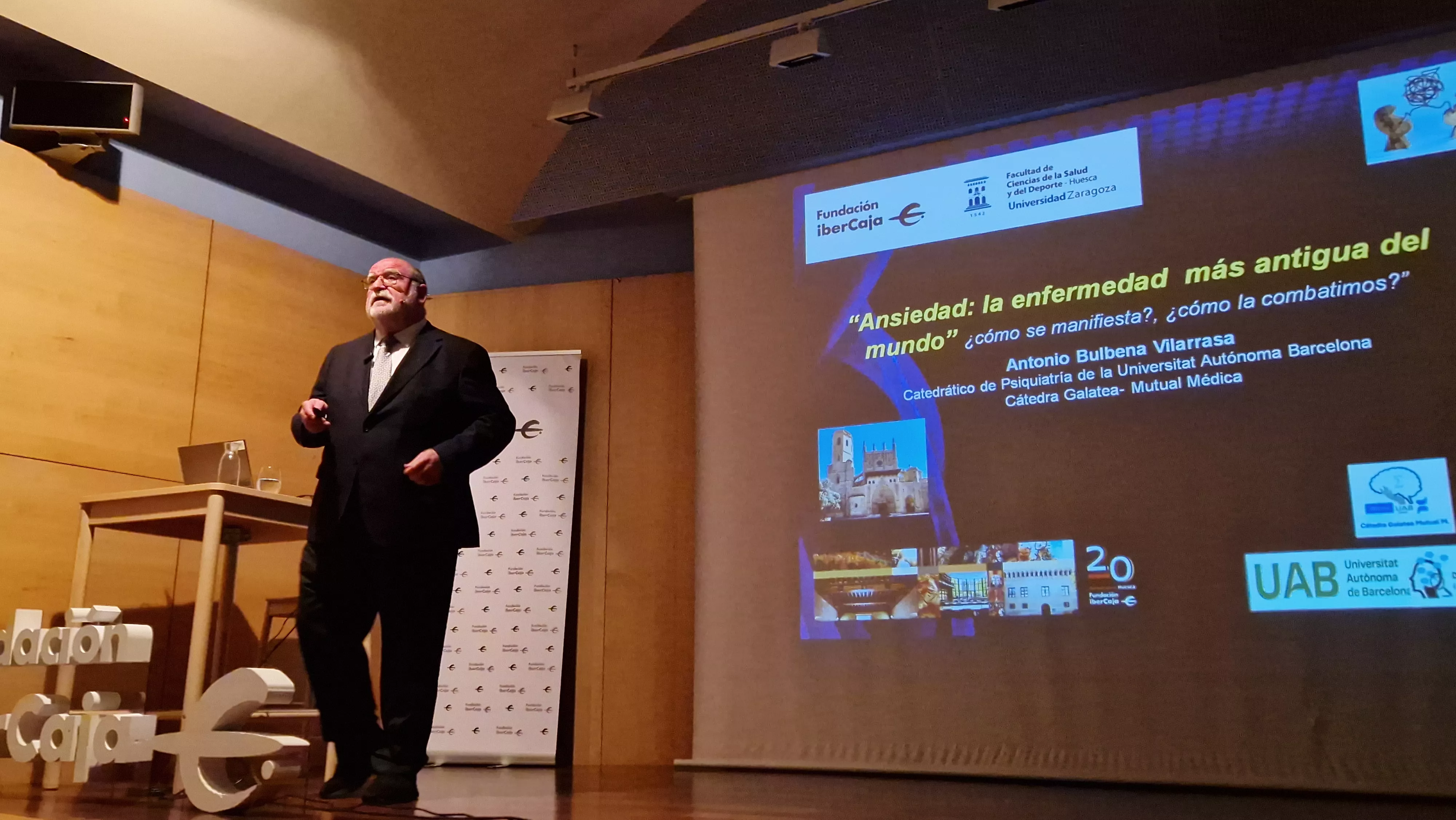 El doctor Antonio Bulbena en la Fundación Ibercaja Huesca. Foto Myriam Martínez