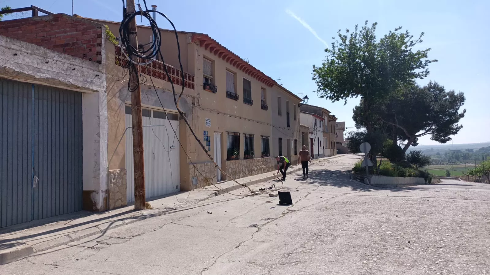 Los cables del tendido eléctrico desprendidos de los postes. Foto José Lordán