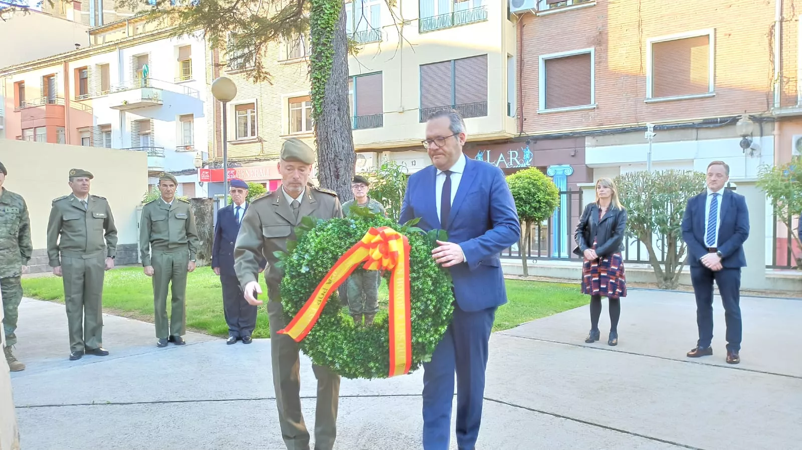 Carlos Ortas ha izado la bandera nacional en la Subdelegación de Defensa de Huesca.