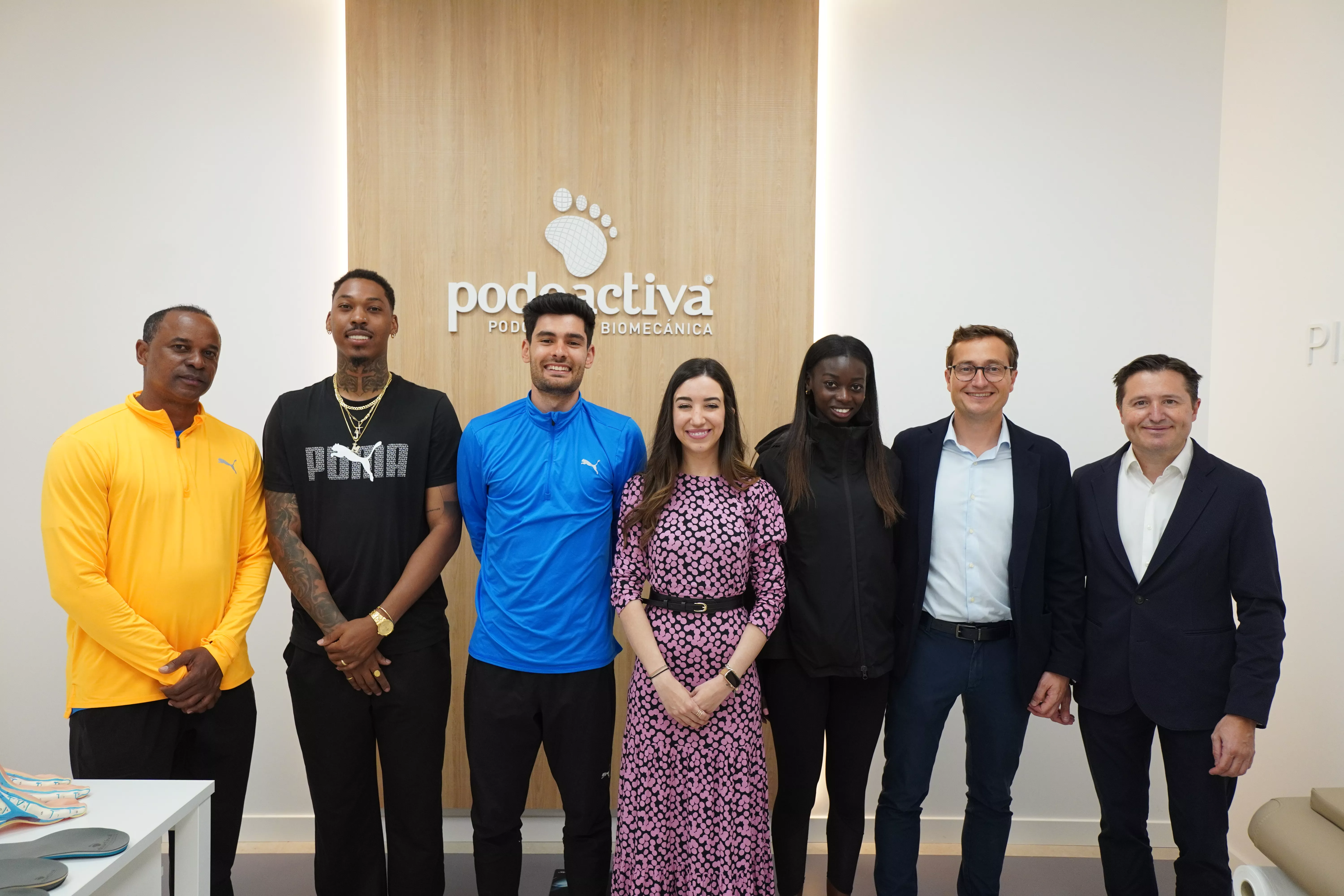 Los hermanos Alfaro, con la directora de Podoactiva en Guadalajara y los atletas presentes en la inauguración