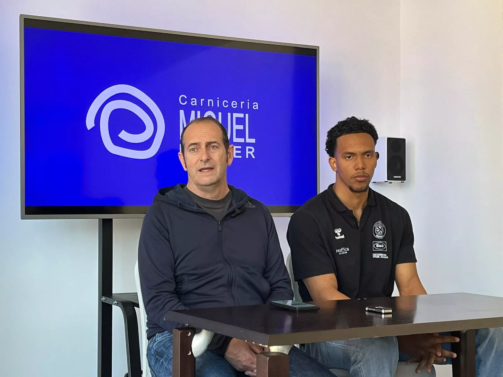 Nolasco y Samu Cordiés, en la rueda de prensa previa al duelo ante Anaitasuna. Foto: Adri Mora