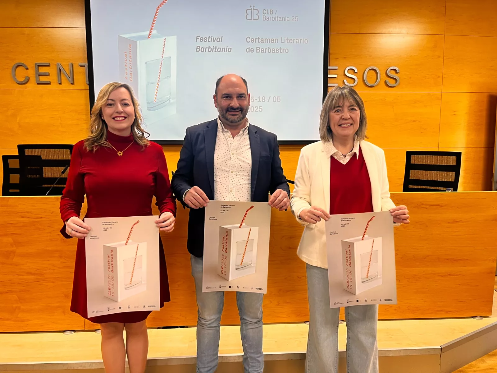 La concejal de Cultura Pilar Abad; el alcalde de Barbastro Fernando Torres; y la directora del Festival Barbitania María Ángeles Naval (002)