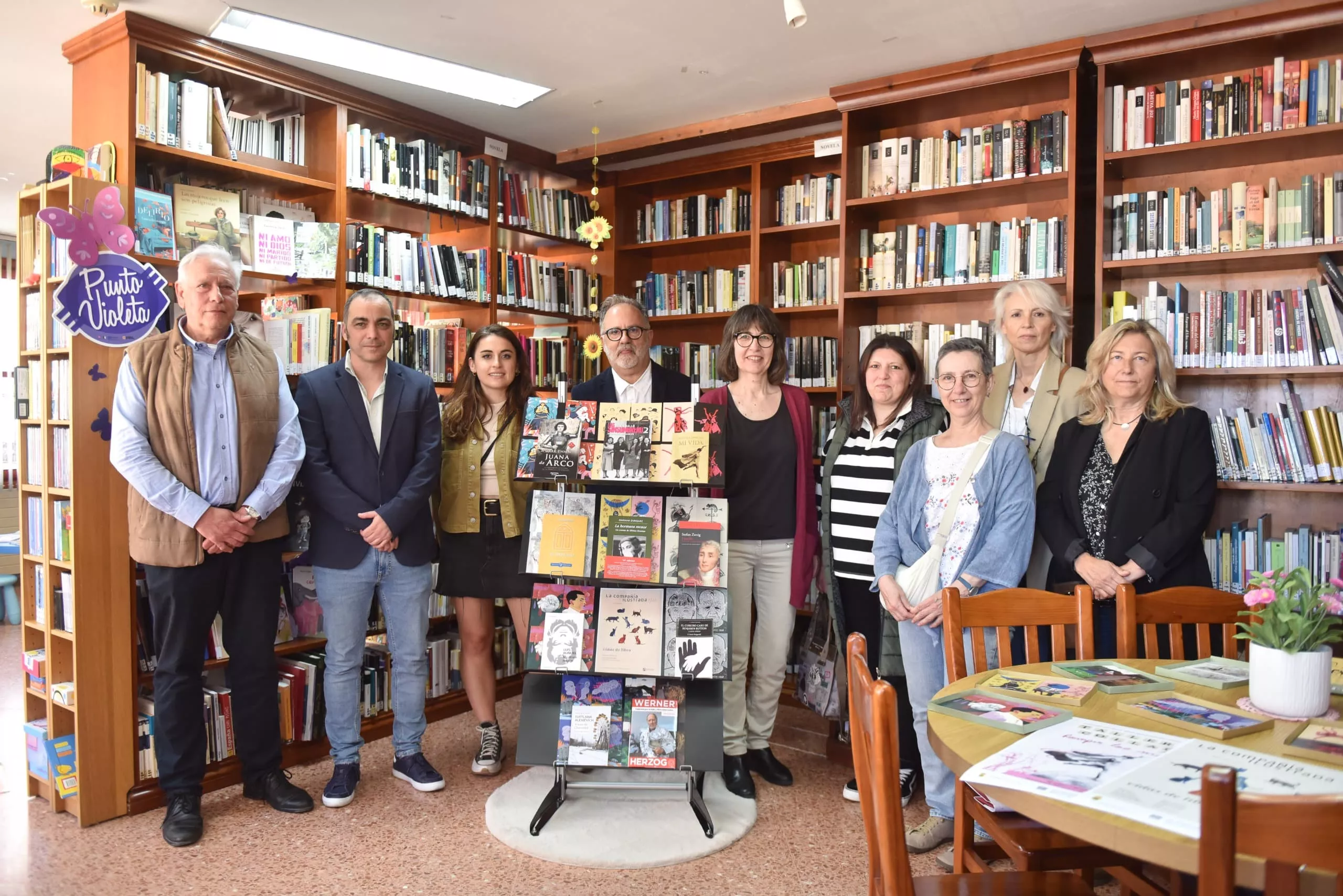 Carlos Grassa, Carlos Sampériz y Carlos Bardina en la biblioteca de Almunia de San Juan presentando La Compañía Ilustrada