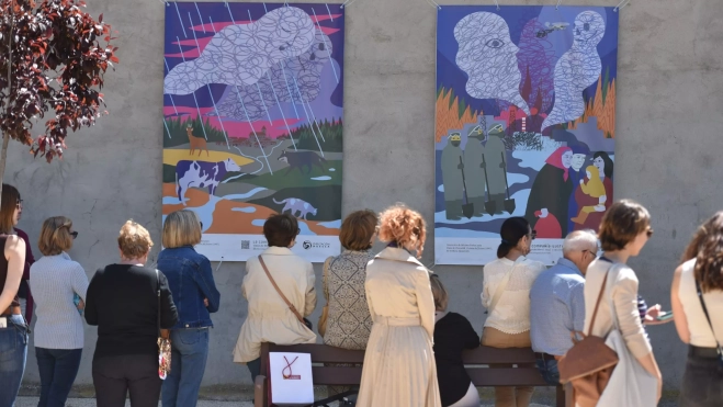 Público apreciando las ilustraciones