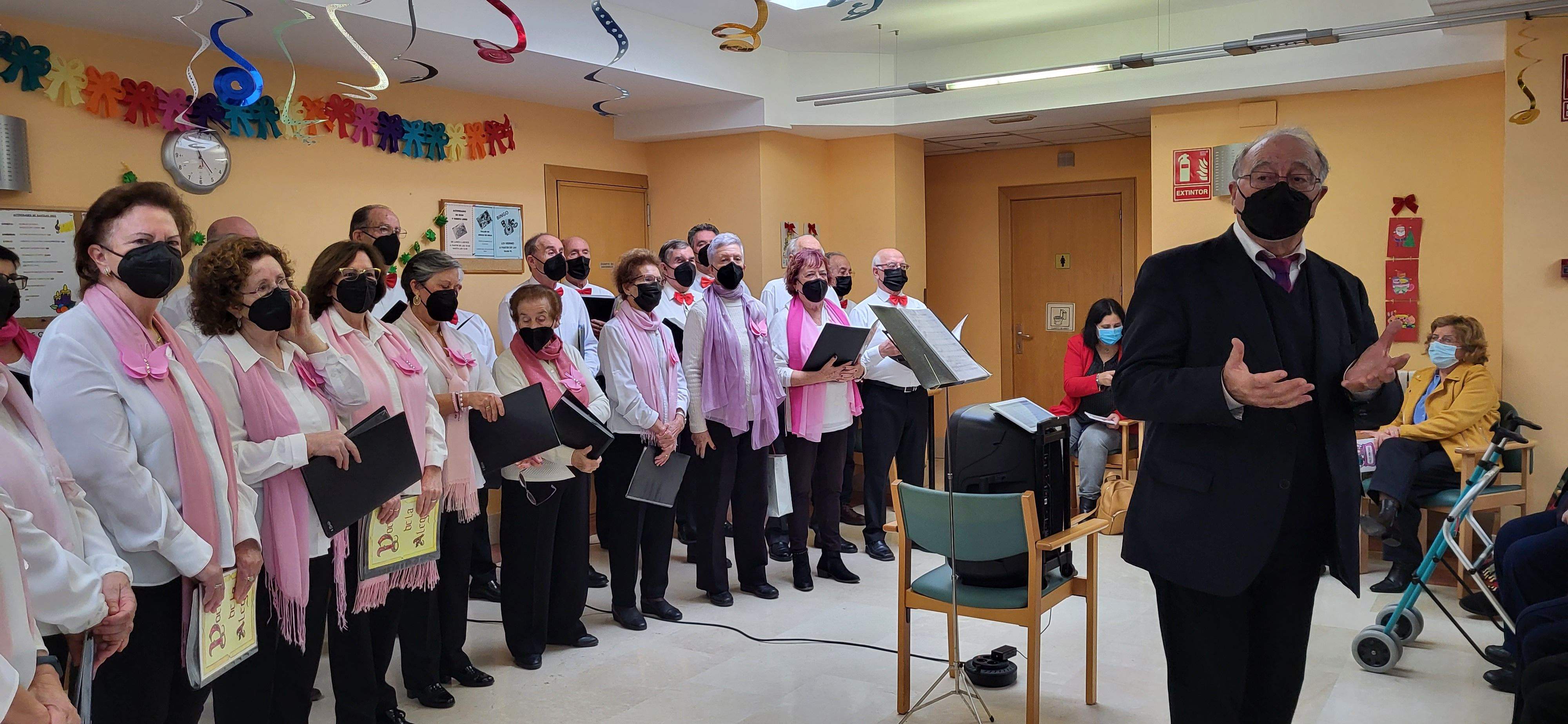 Imágenes de la fiesta de Navidad en la residencia Sagrada Familia
