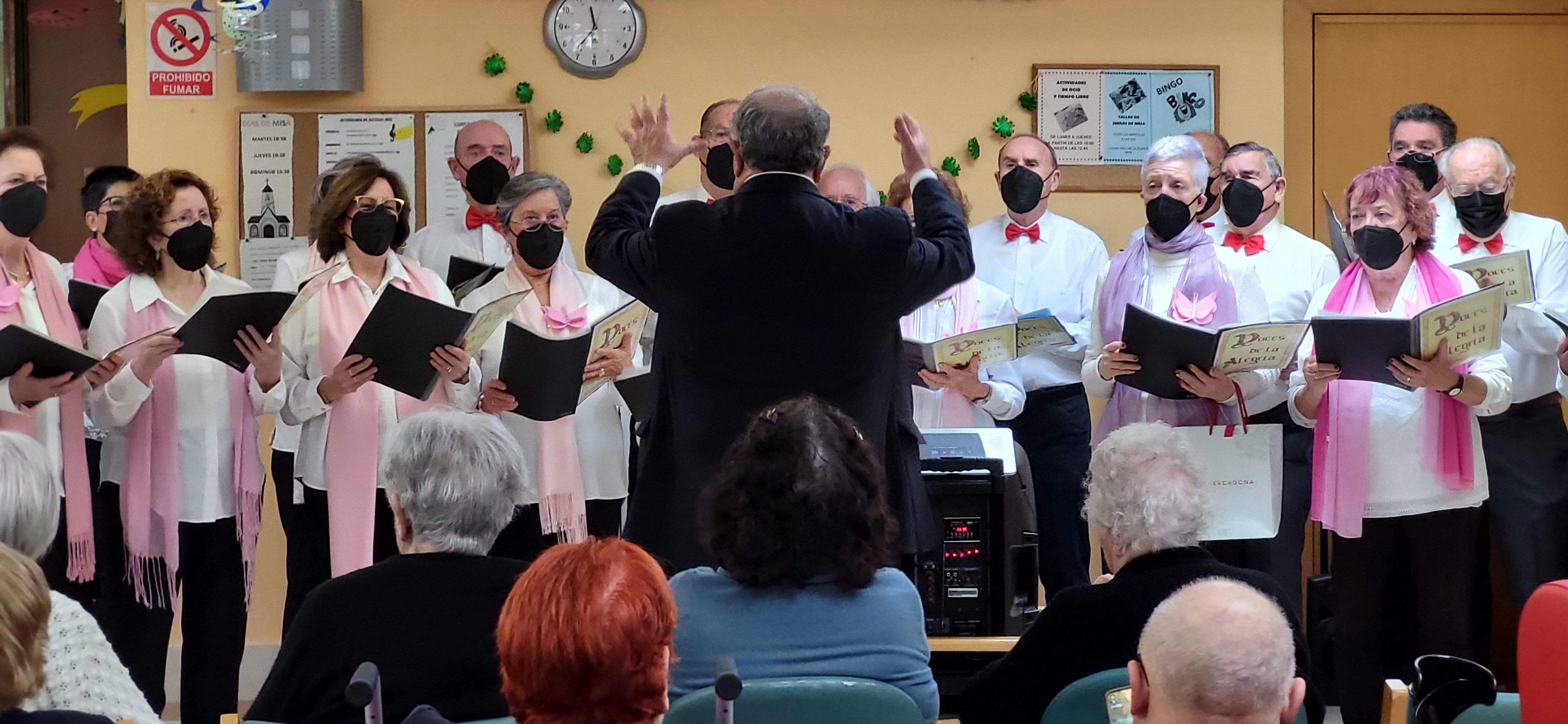 Imágenes de la fiesta de Navidad en la residencia Sagrada Familia