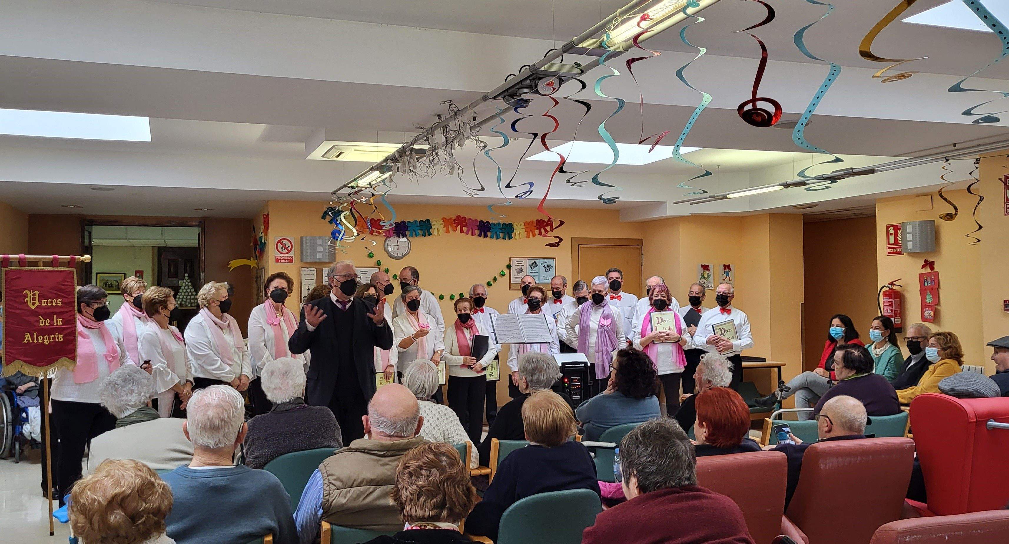 Imágenes de la fiesta de Navidad en la residencia Sagrada Familia