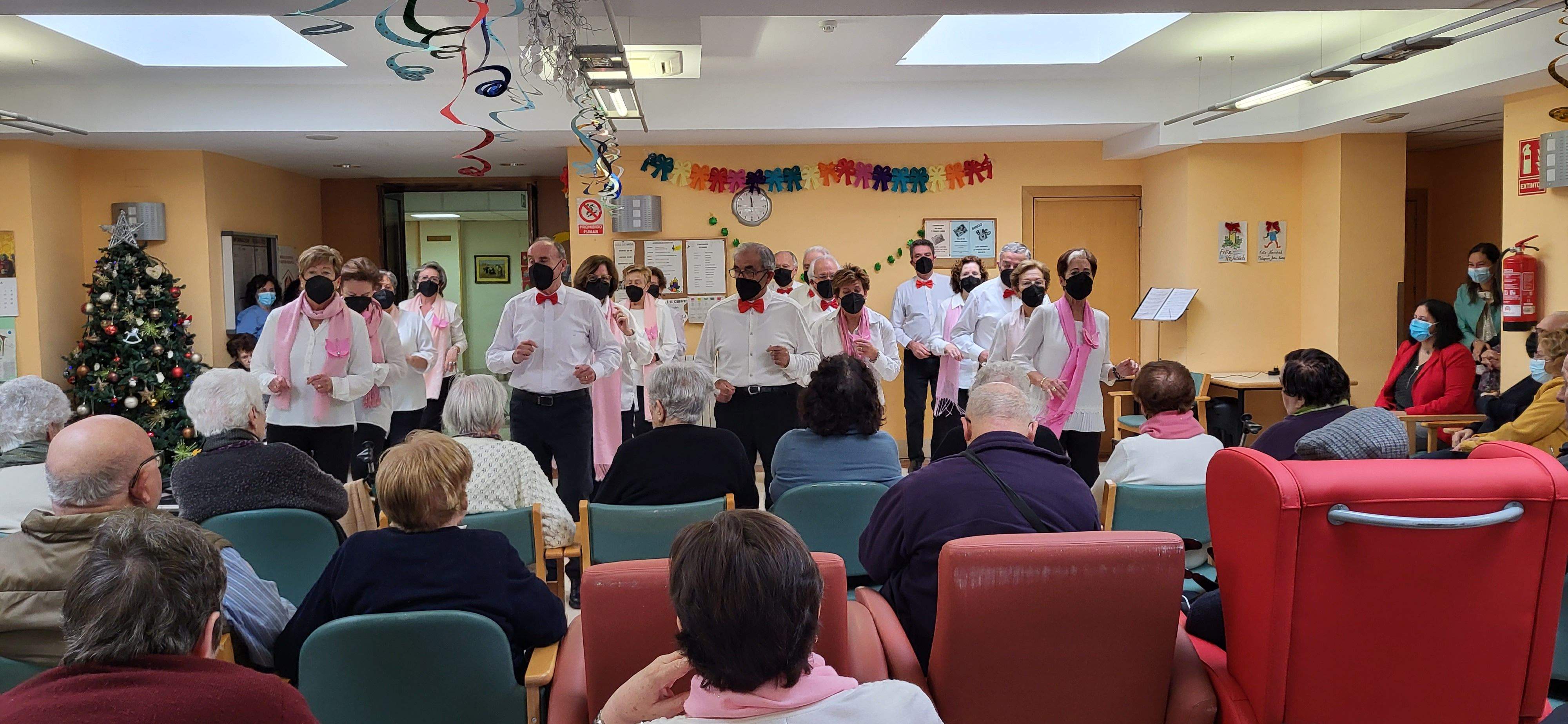 Imágenes de la fiesta de Navidad en la residencia Sagrada Familia