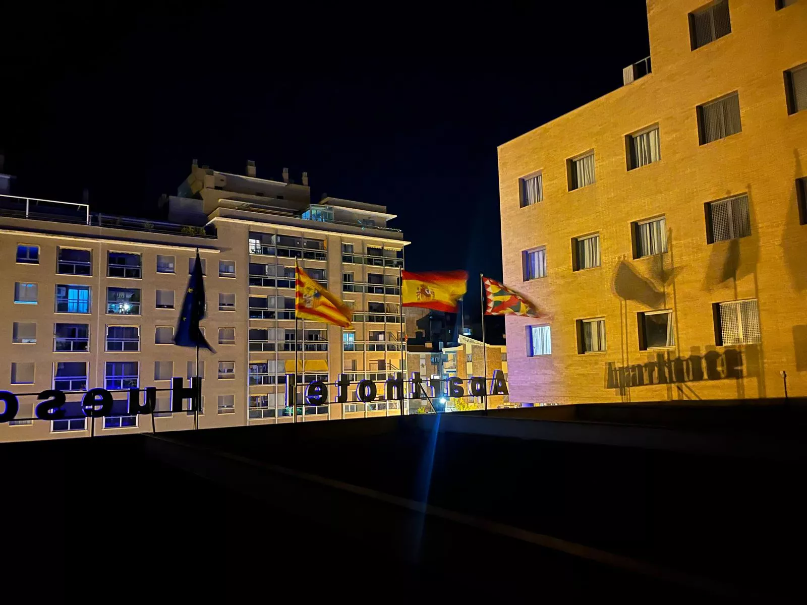 Las cuatro bandeas nuevas, ondeando por el aire