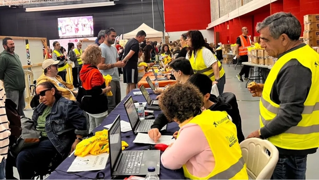 Entrega de camisetas oficiales de la Marcha Aspace en el Palacio de Congresos de Huesca.