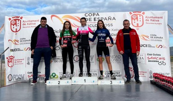 Ana López (derecha), en la carrera de ciclocross en Xátiva. Foto: C.C.O