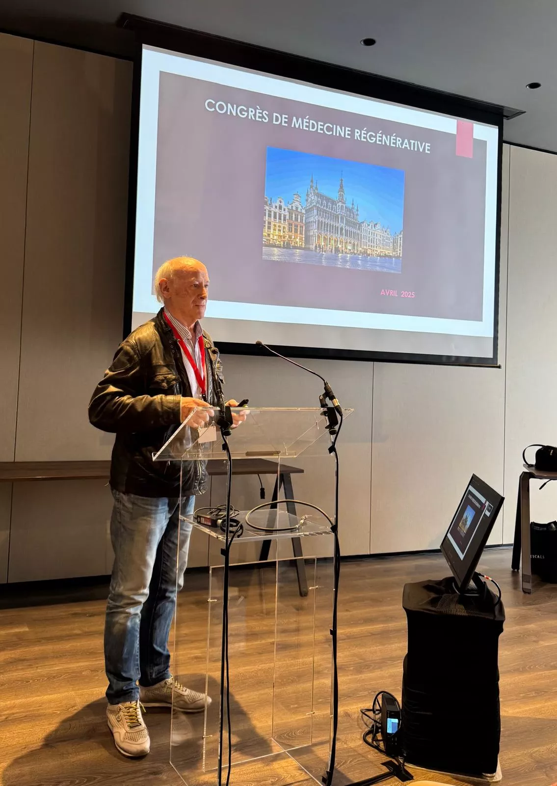 El doctor Santos-Gastón en su ponencia en el Congreso de la Sociedad Belga de Medicina Estética