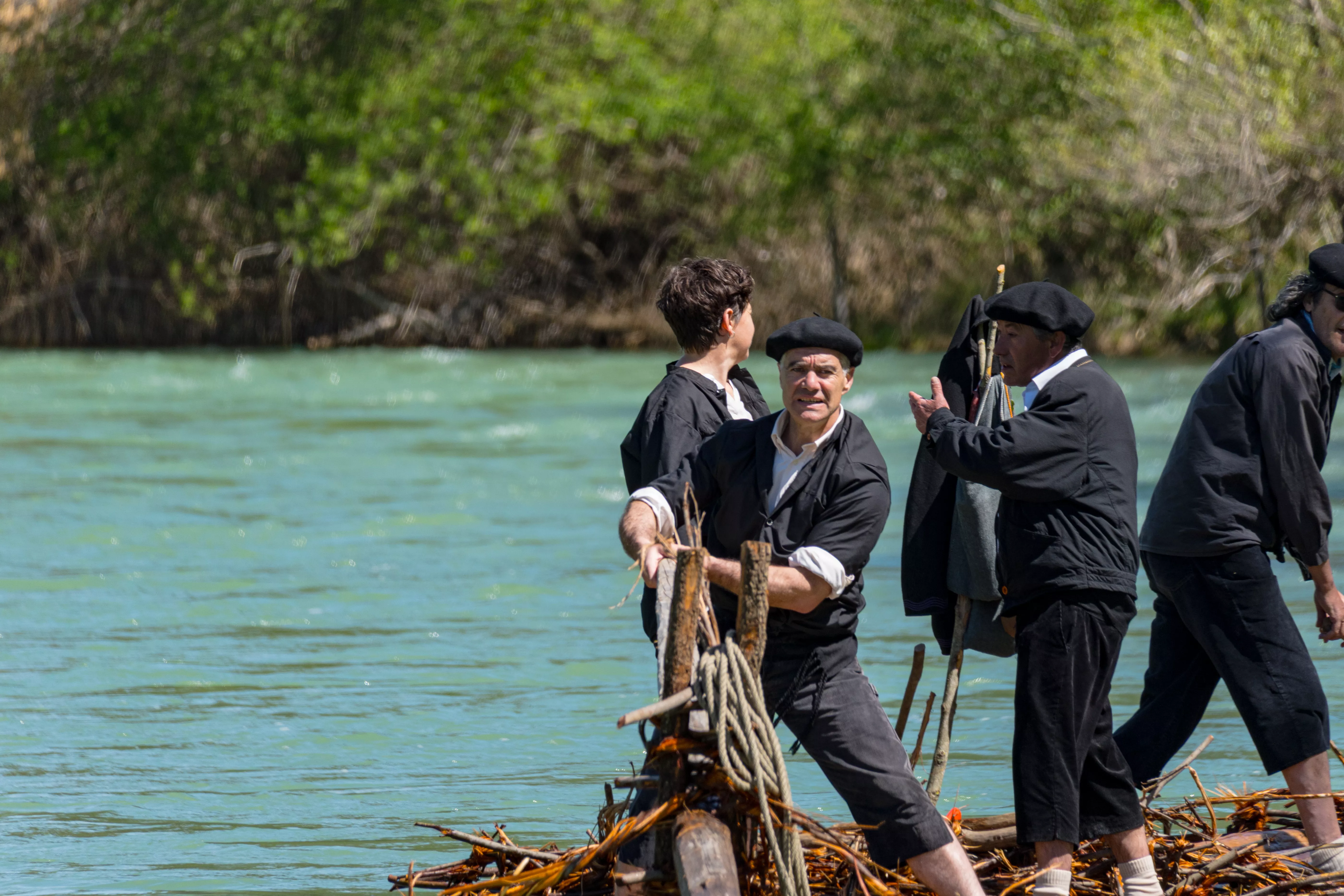 Un descenso rápido y espectacular pone a prueba la destreza de los nabateros en el Gállego