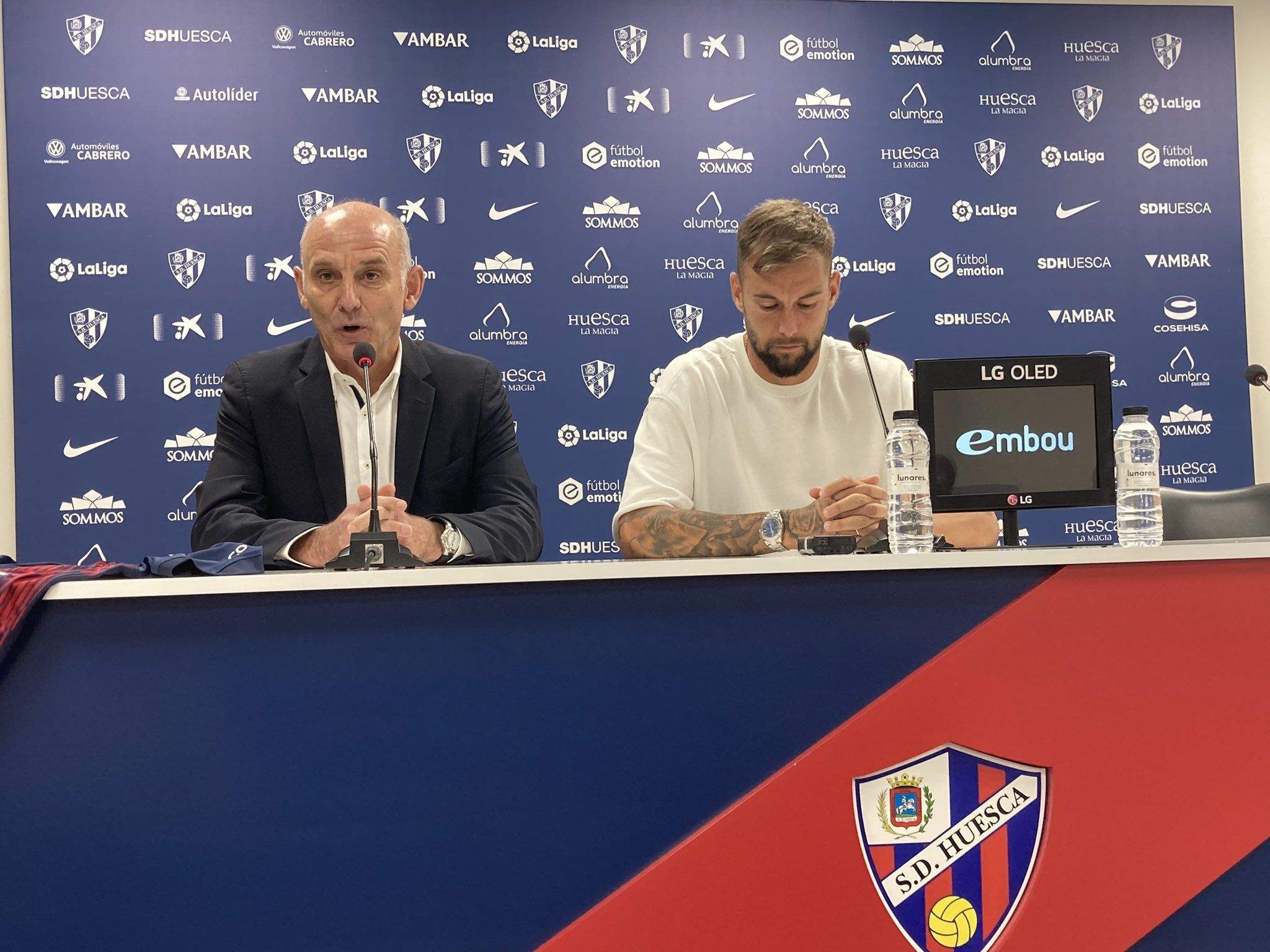Ángel Martín González, director deportivo del Huesca, en la presentación de Carrillo. Foto: Adrián Mora