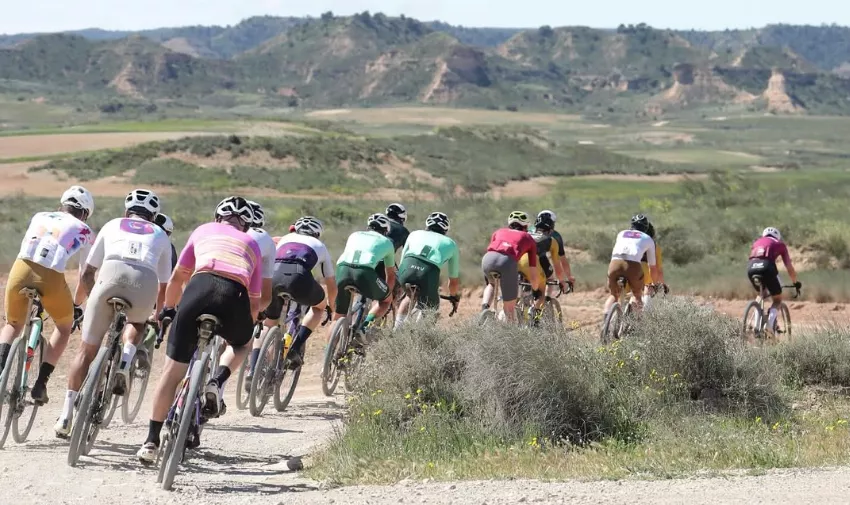 El viento, protagonista en la victoria de Andrey Amador en la Orbea Monegros 2025