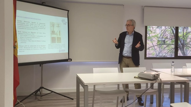 El vicedecano del Colegio durante su conferencia El vicedecano del Colegio durante su conferencia