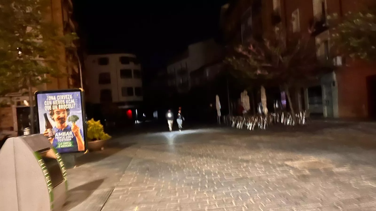 Personas con linterna en el Coso por el apagón