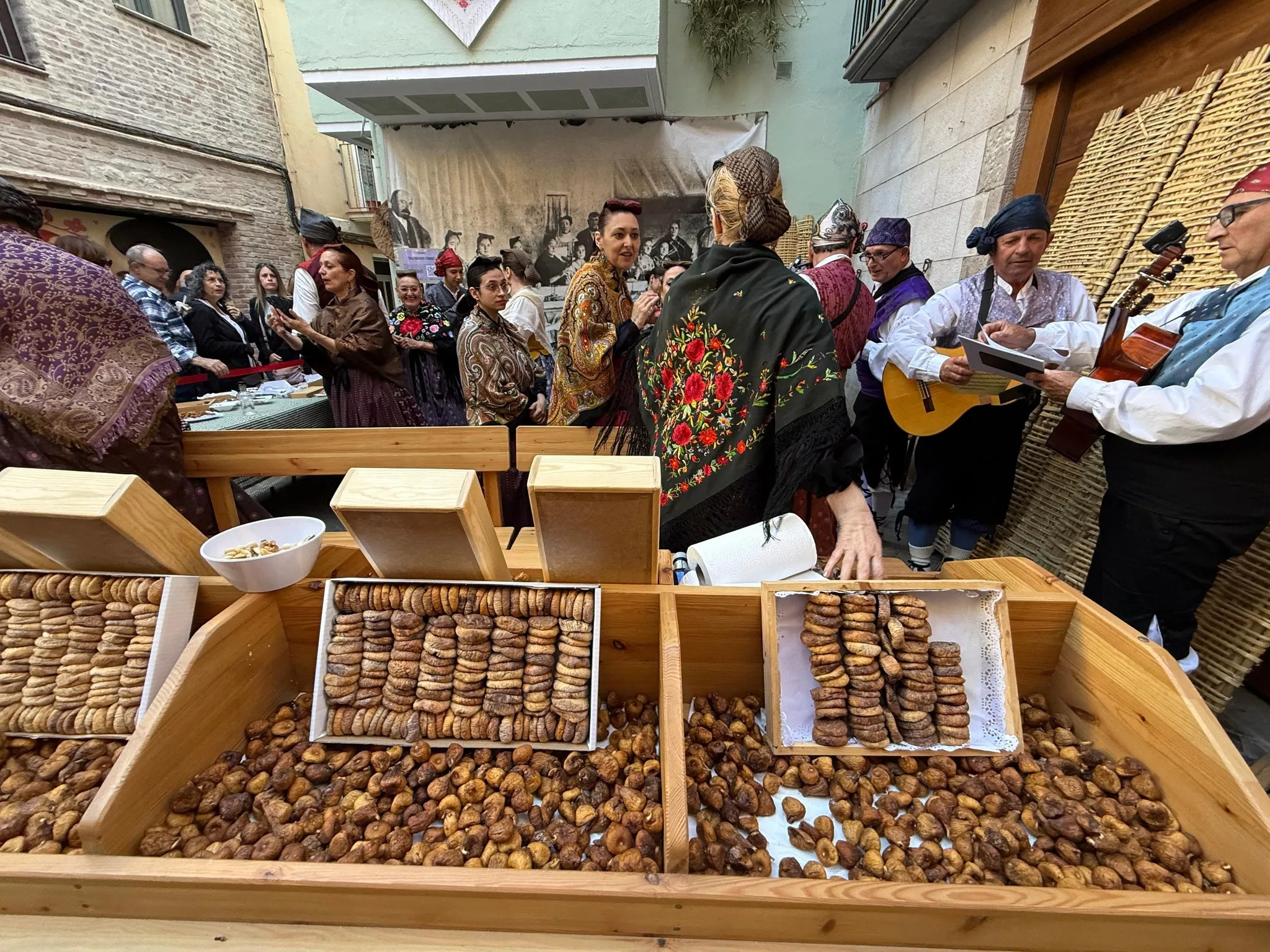 Jornada de estampas típicas previa al Día de la Faldeta en Fraga.