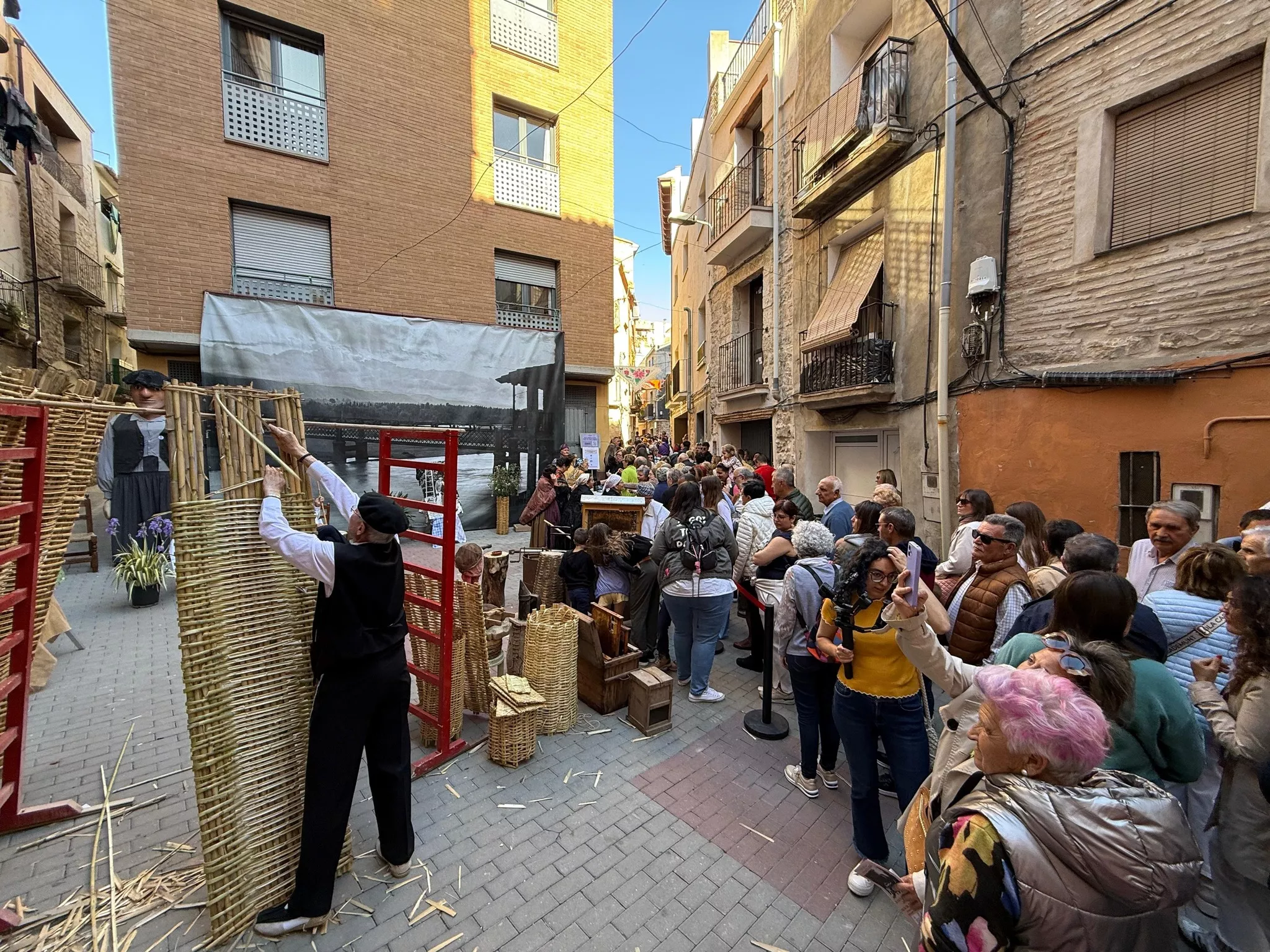 Jornada de estampas típicas previa al Día de la Faldeta en Fraga.