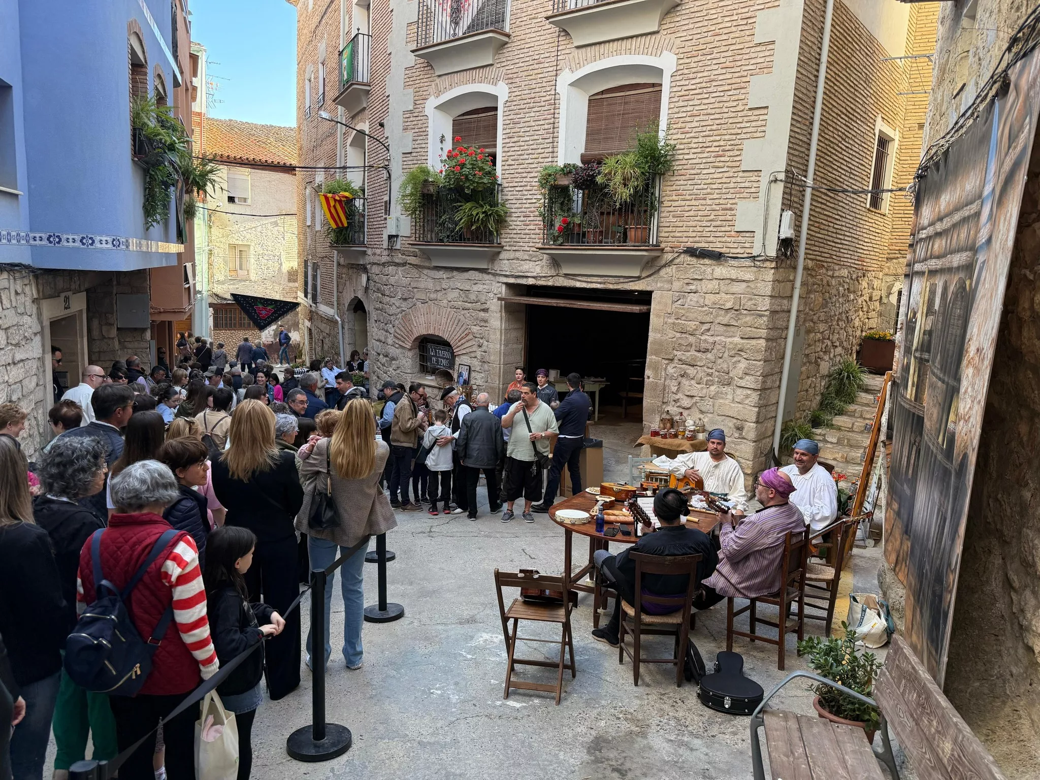 Jornada de estampas típicas previa al Día de la Faldeta en Fraga.