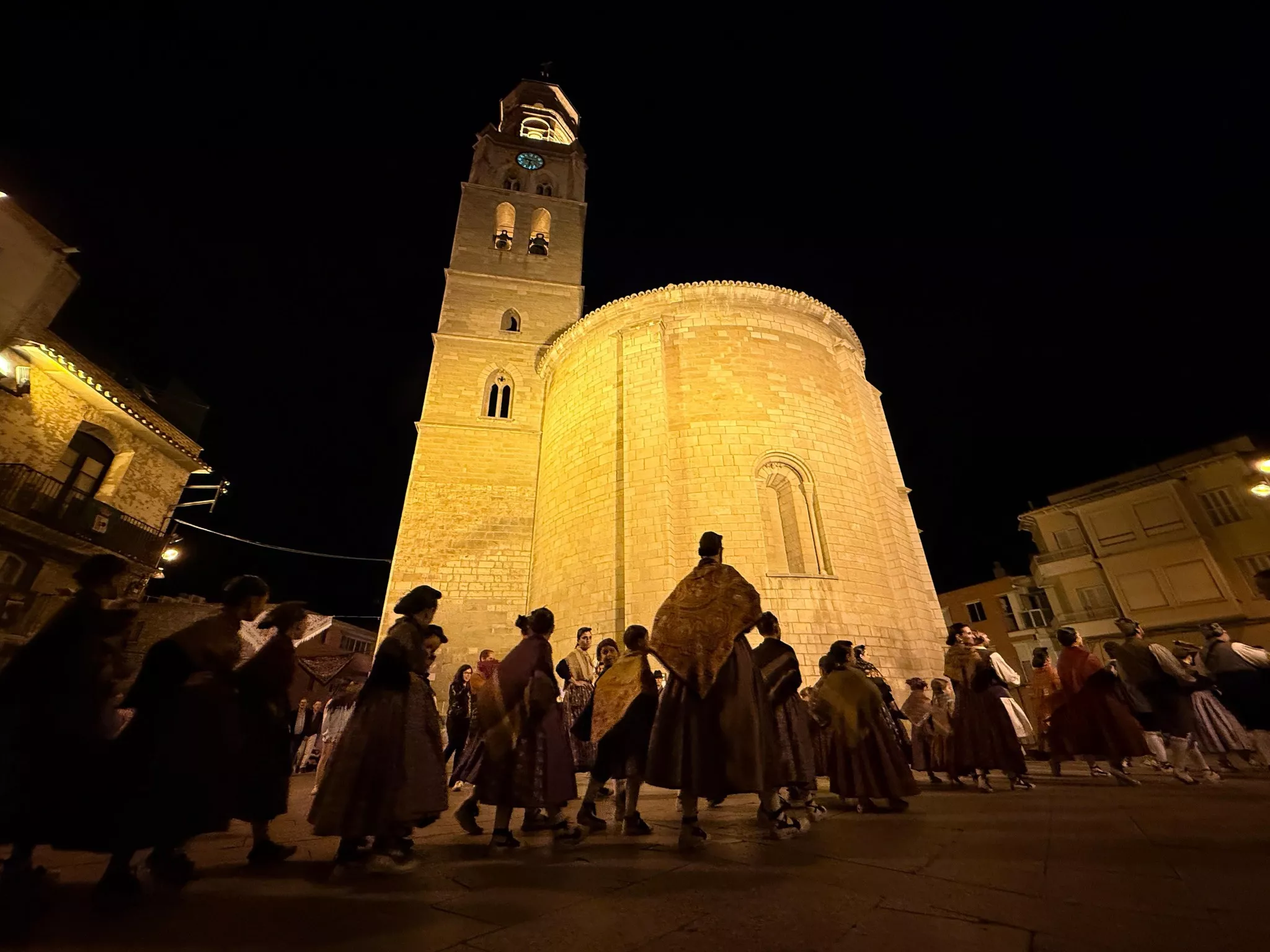 Ronda a los novios en Fraga.