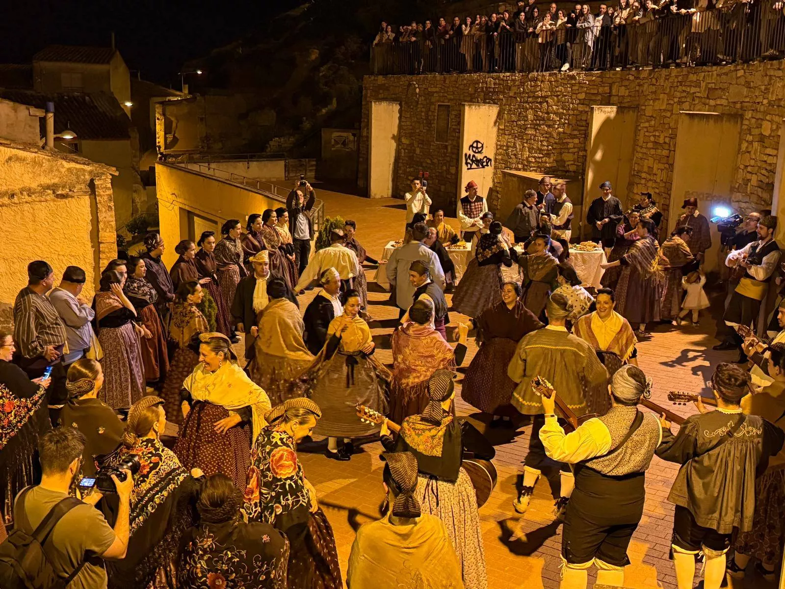 Ronda a los novios en Fraga.