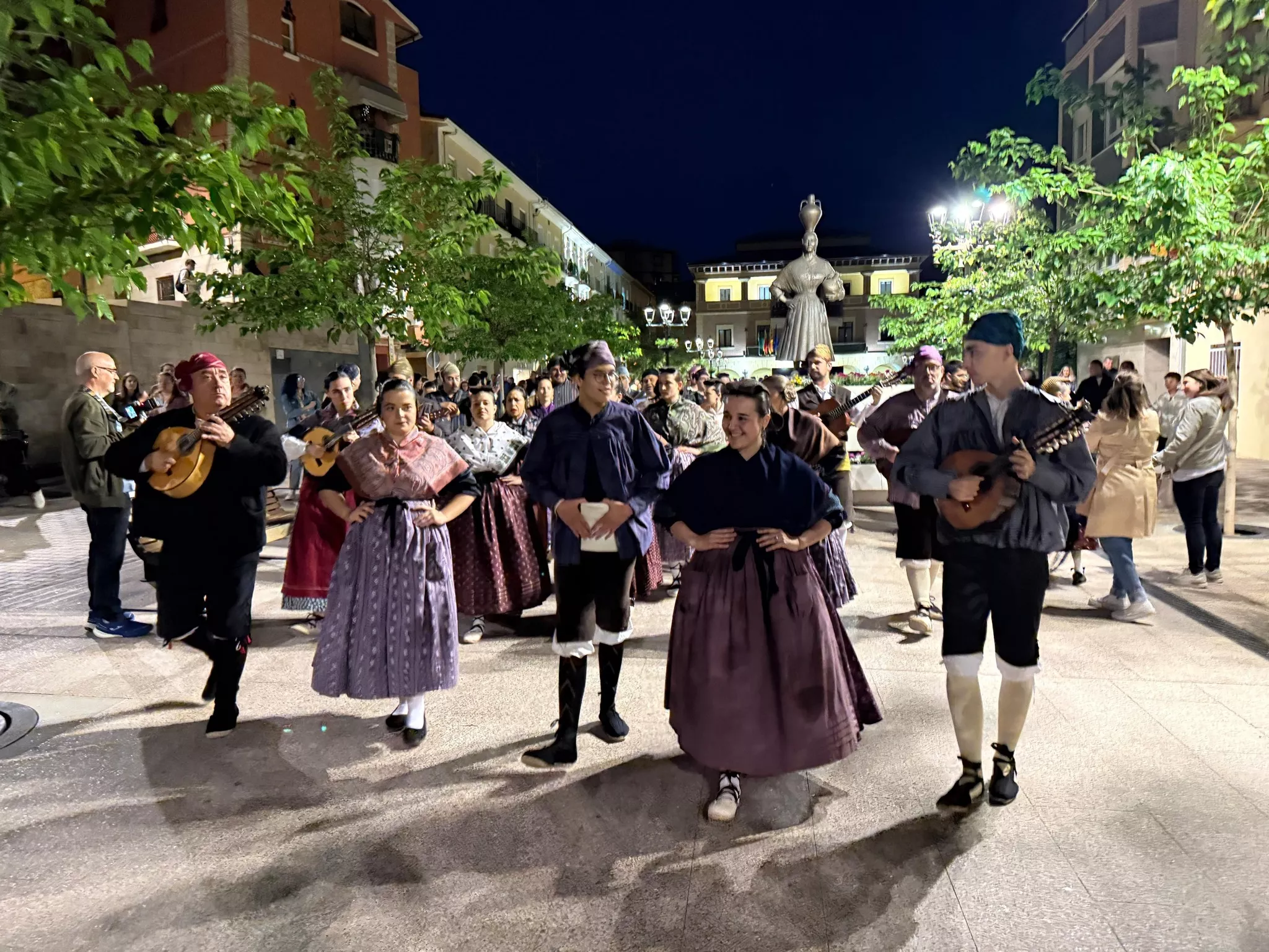 Ronda a los novios en Fraga.