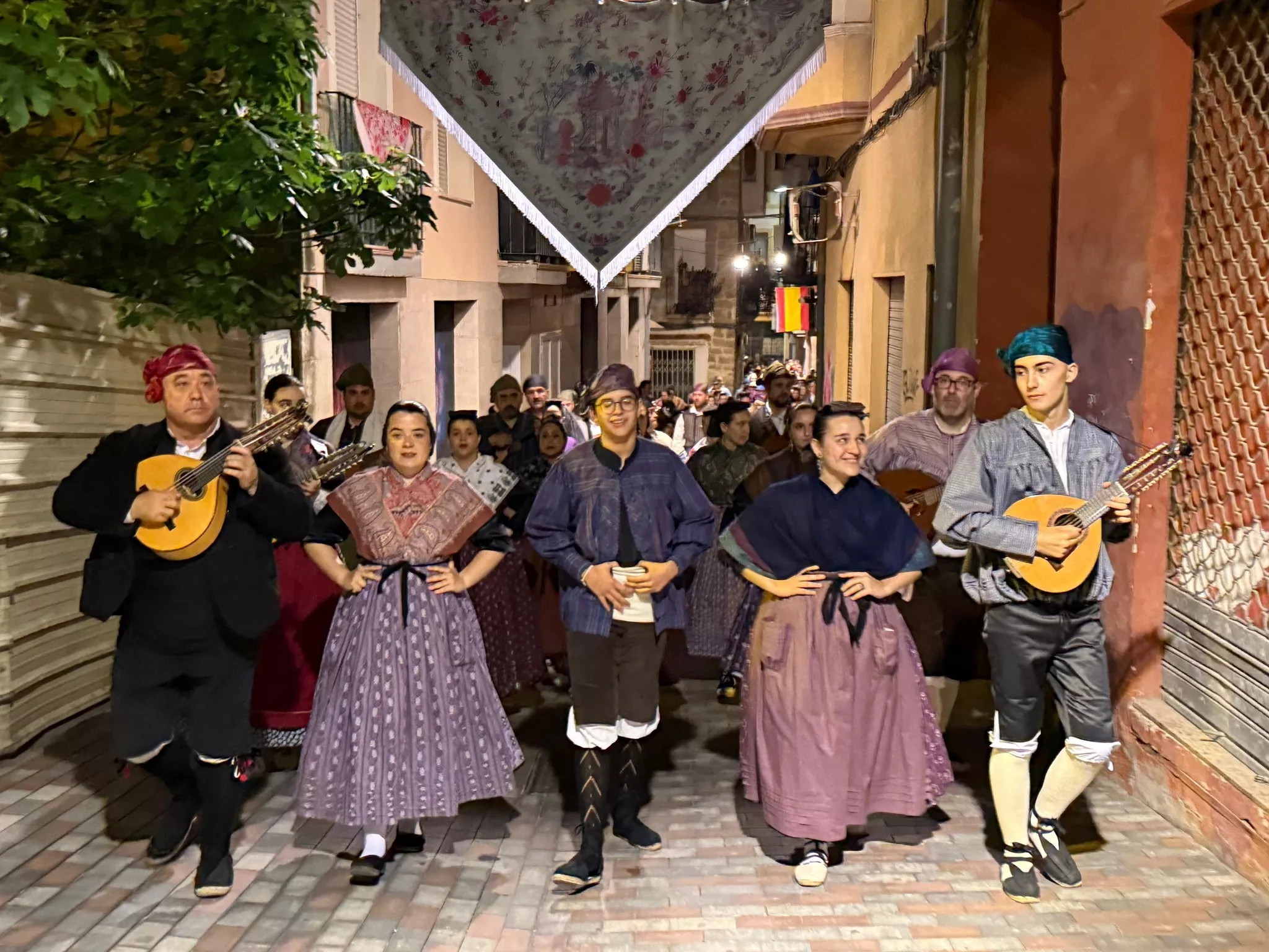 Ronda a los novios en Fraga.