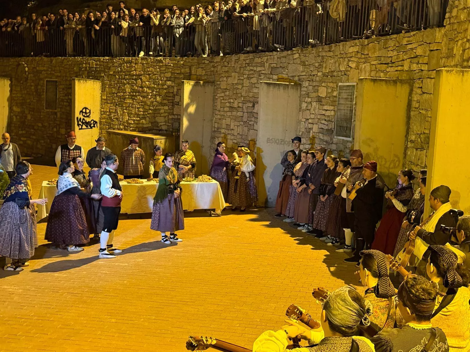 Ronda a los novios en Fraga.