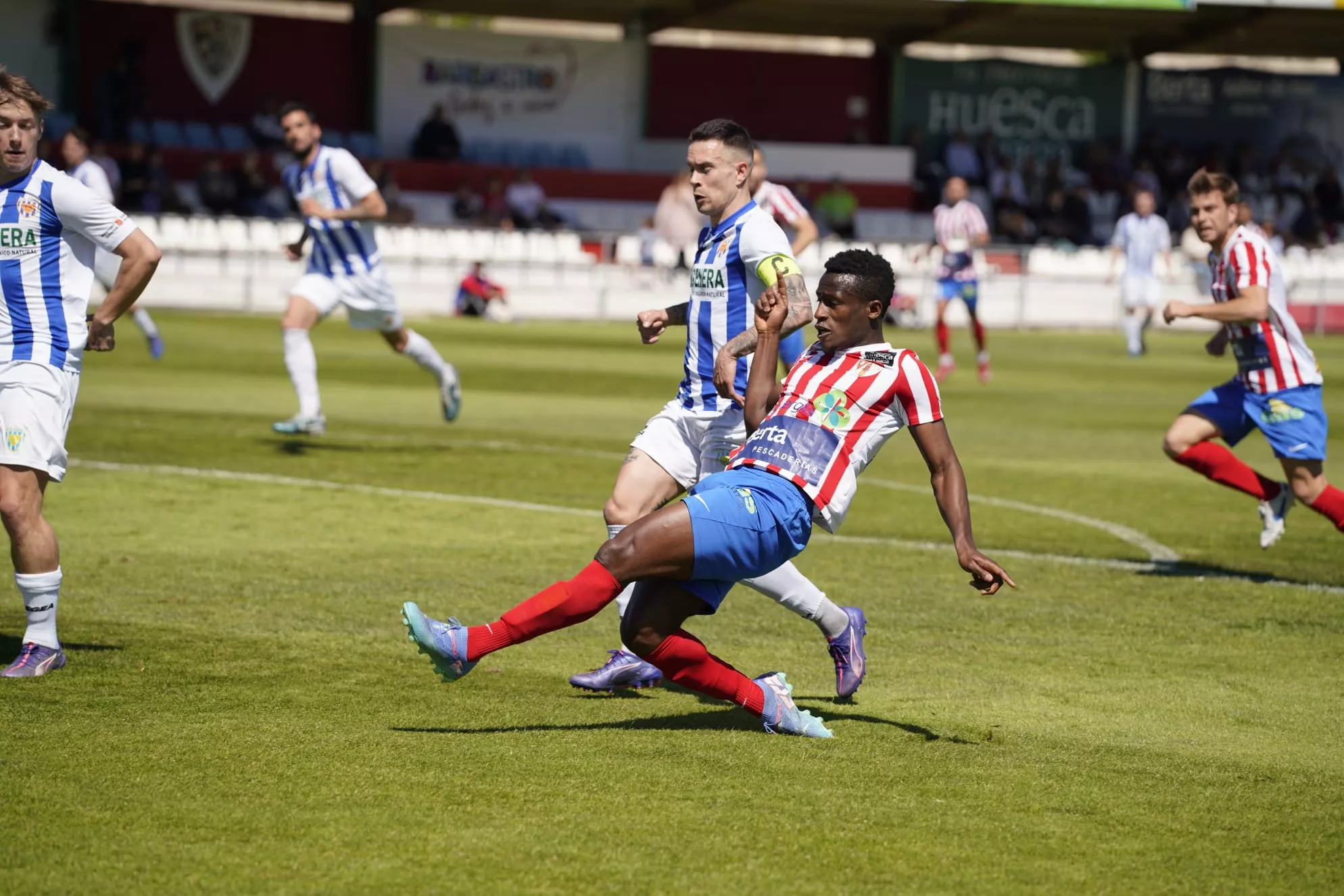 Binke, jugador del Barbastro, pelea un balón ante el Izarra. Foto: @fotomaniafut
