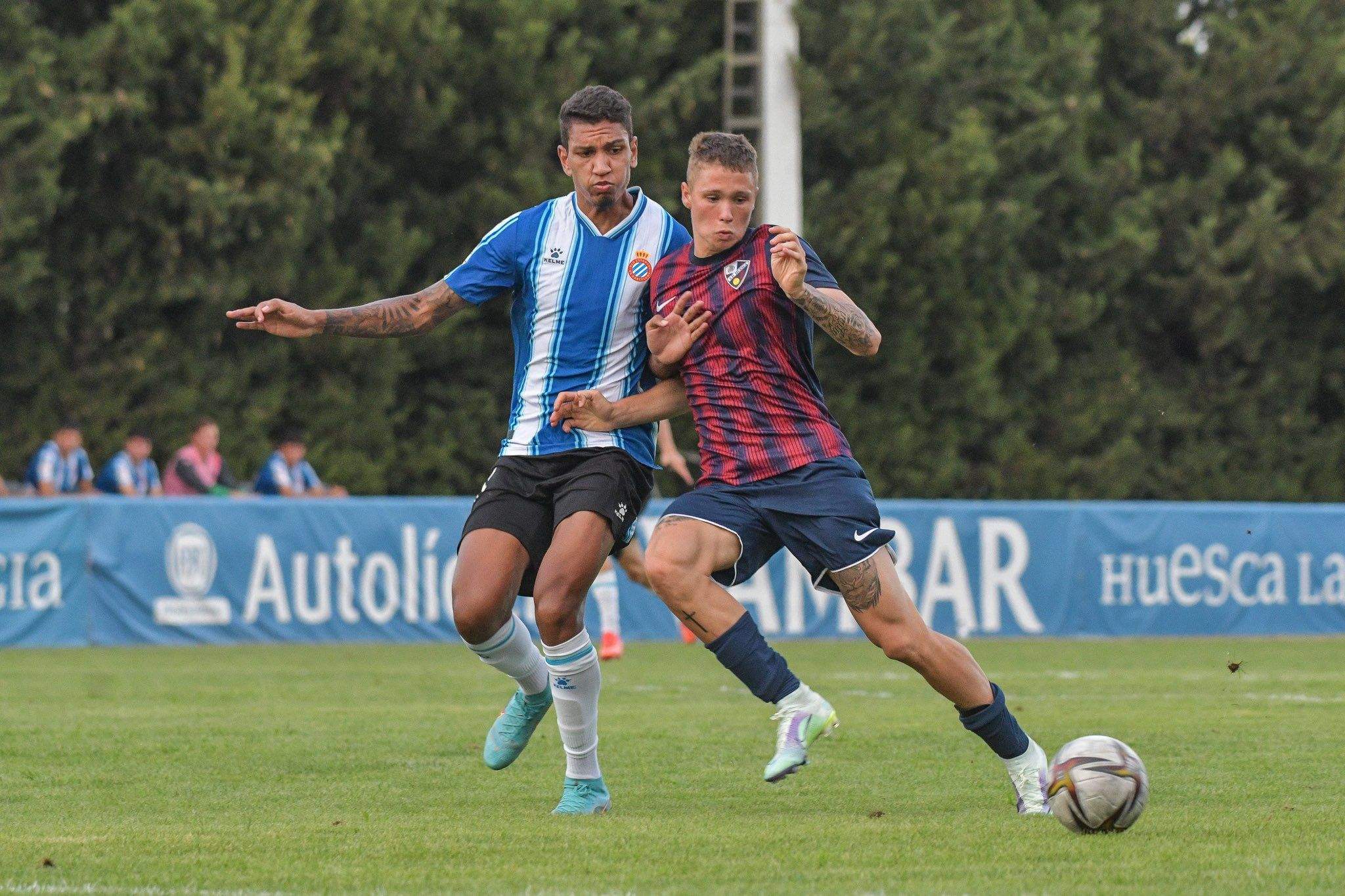 Una disputa durante el partido entre el Huesca B y el Espanyol B. Foto: SD Huesca