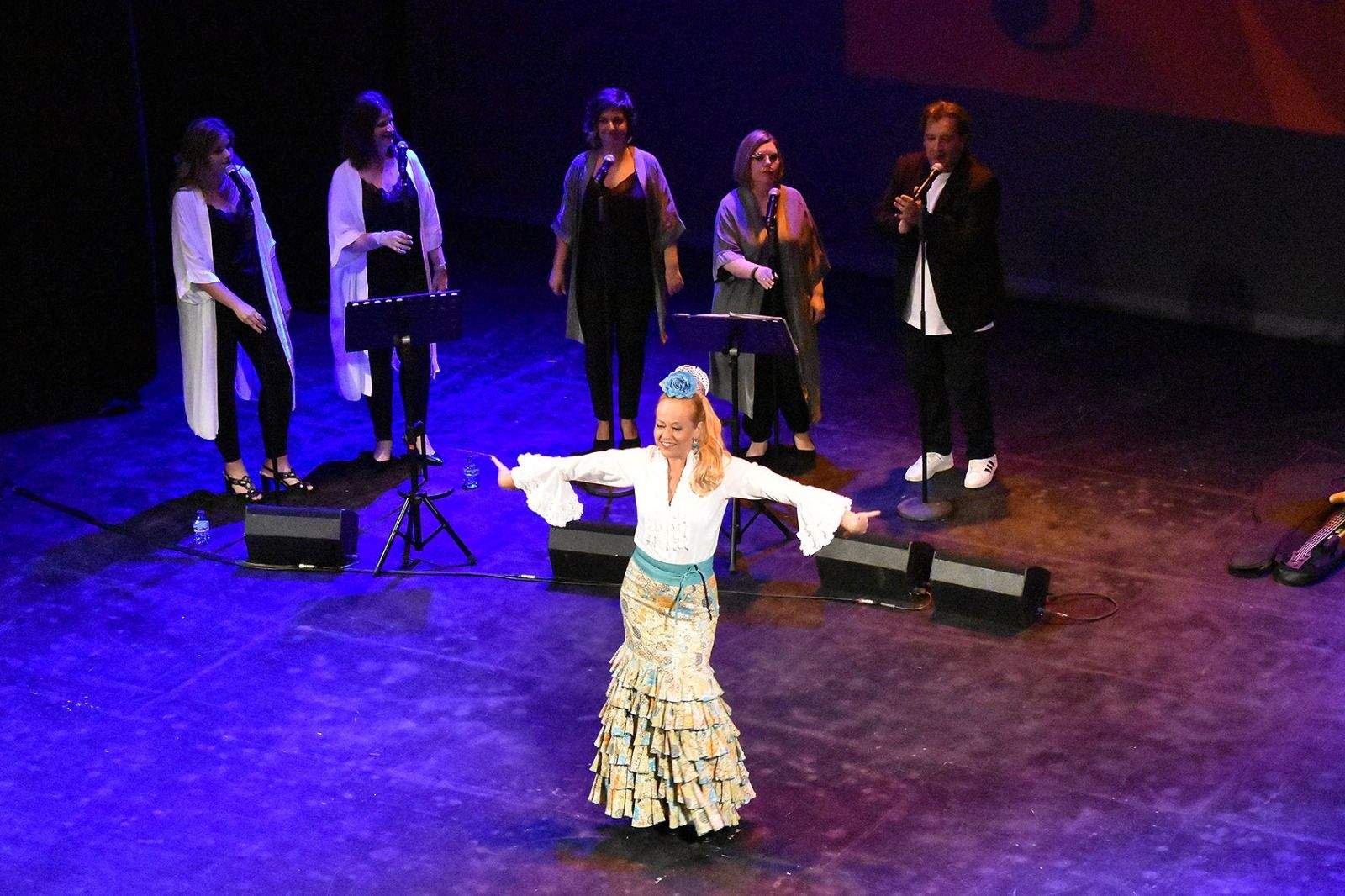 Susana baila ante la mirada de Toño y Emociones a la Carta. FOTO CARLOS JALLE
