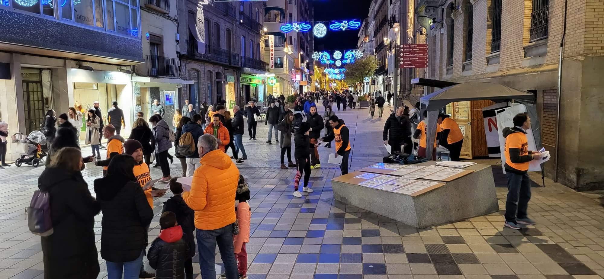 Los bomberos reparten información en el Coso Alto de Huesca