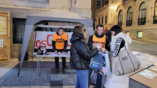 Bomberos de Huesca, ayer informando a los ciudadanos en el Coso Alto Bomberos de Huesca, ayer informando a los ciudadanos en el Coso Alto