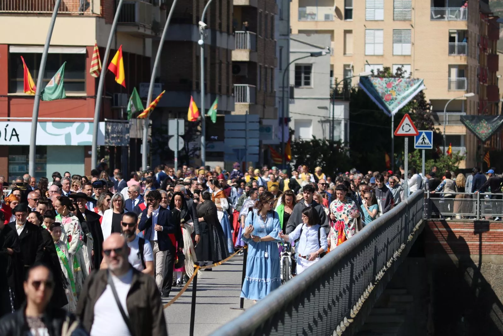 Día de la Faldeta en Fraga con 2.000 fragatinos en el desfile