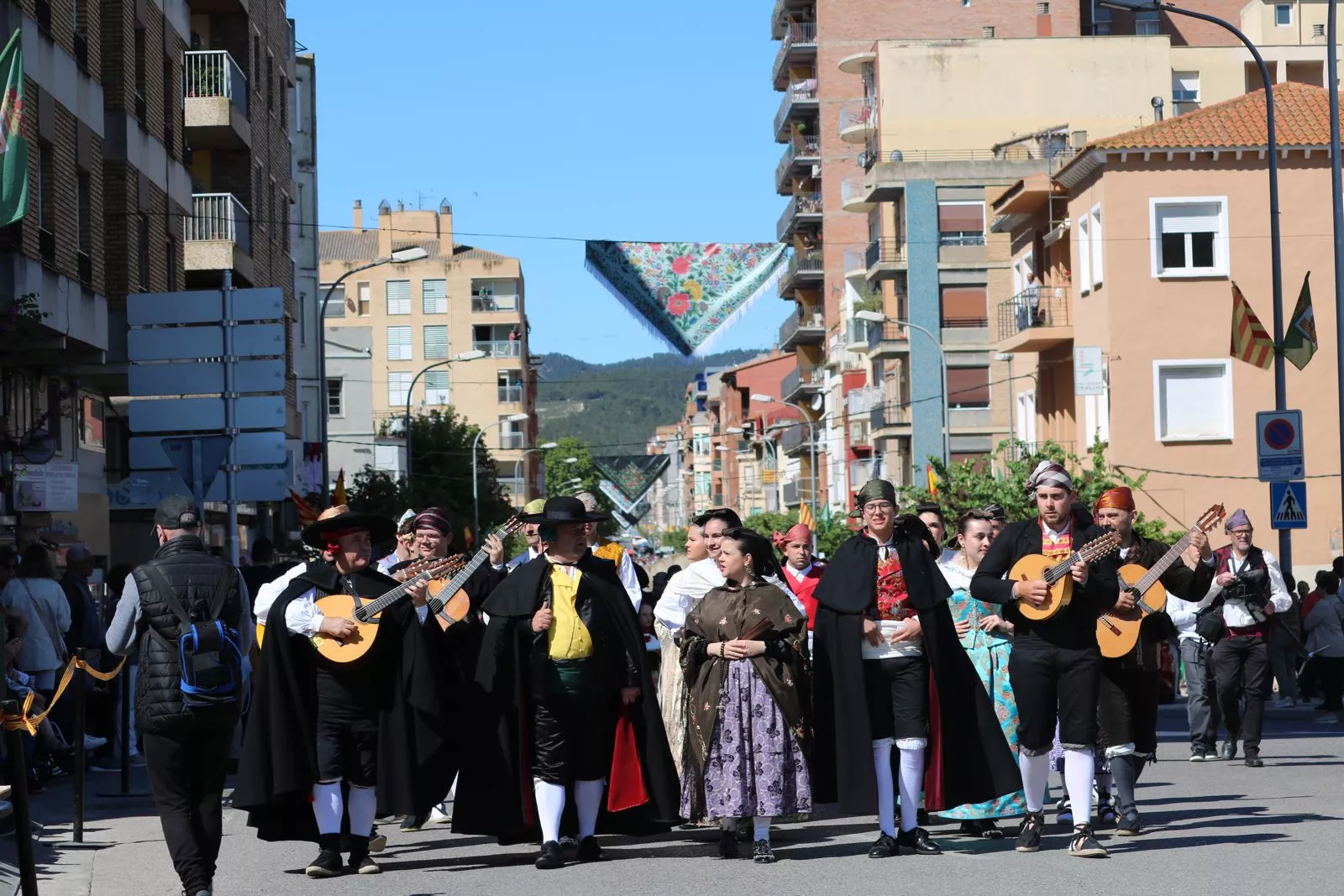 Día de la Faldeta en Fraga con 2.000 fragatinos en el desfile