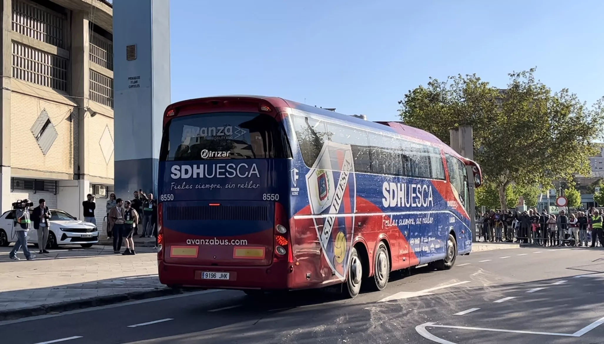 El bus del Huesca, en su llegada a La Romareda.
