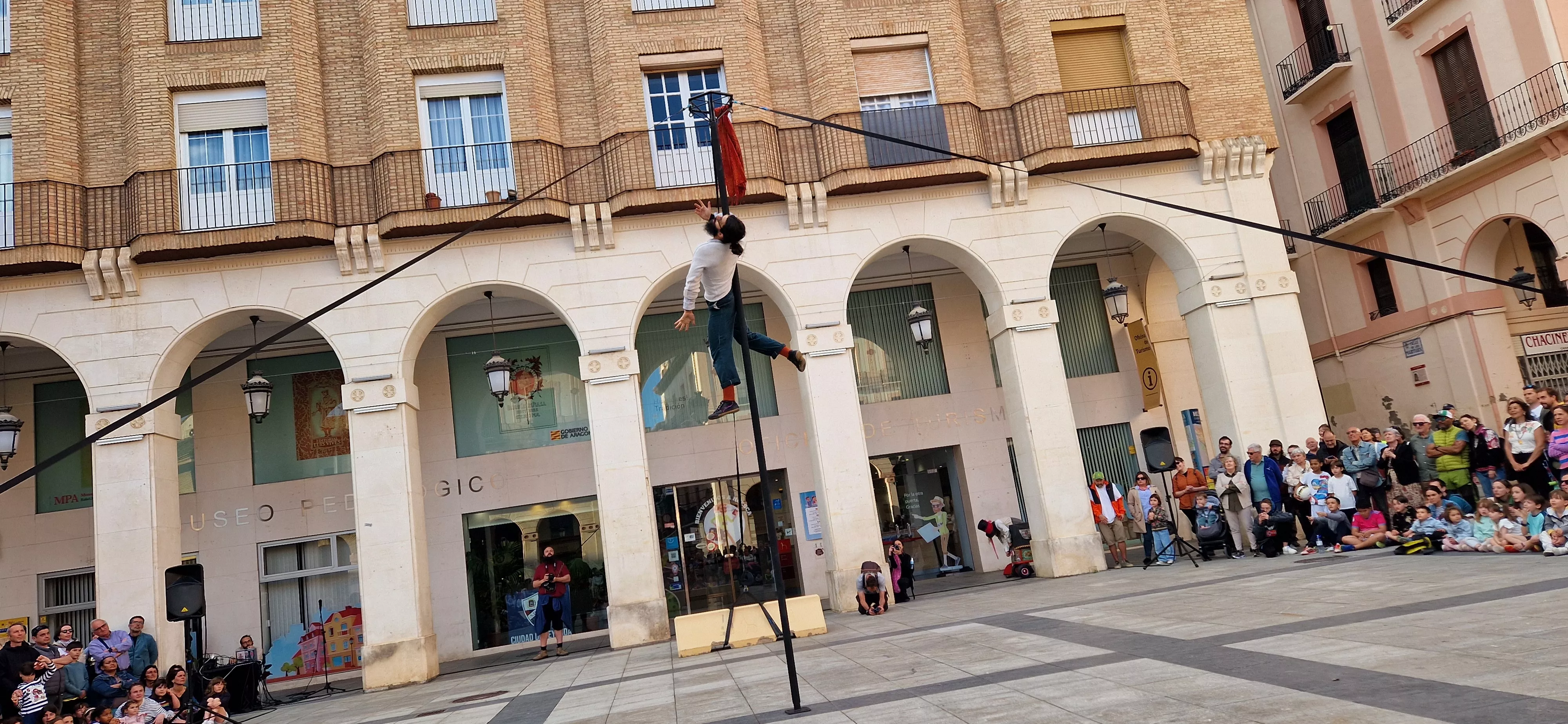 Festival de circo “Caminando por las nubes” en la plaza López Allué de Huesca. Foto Myriam Martínez