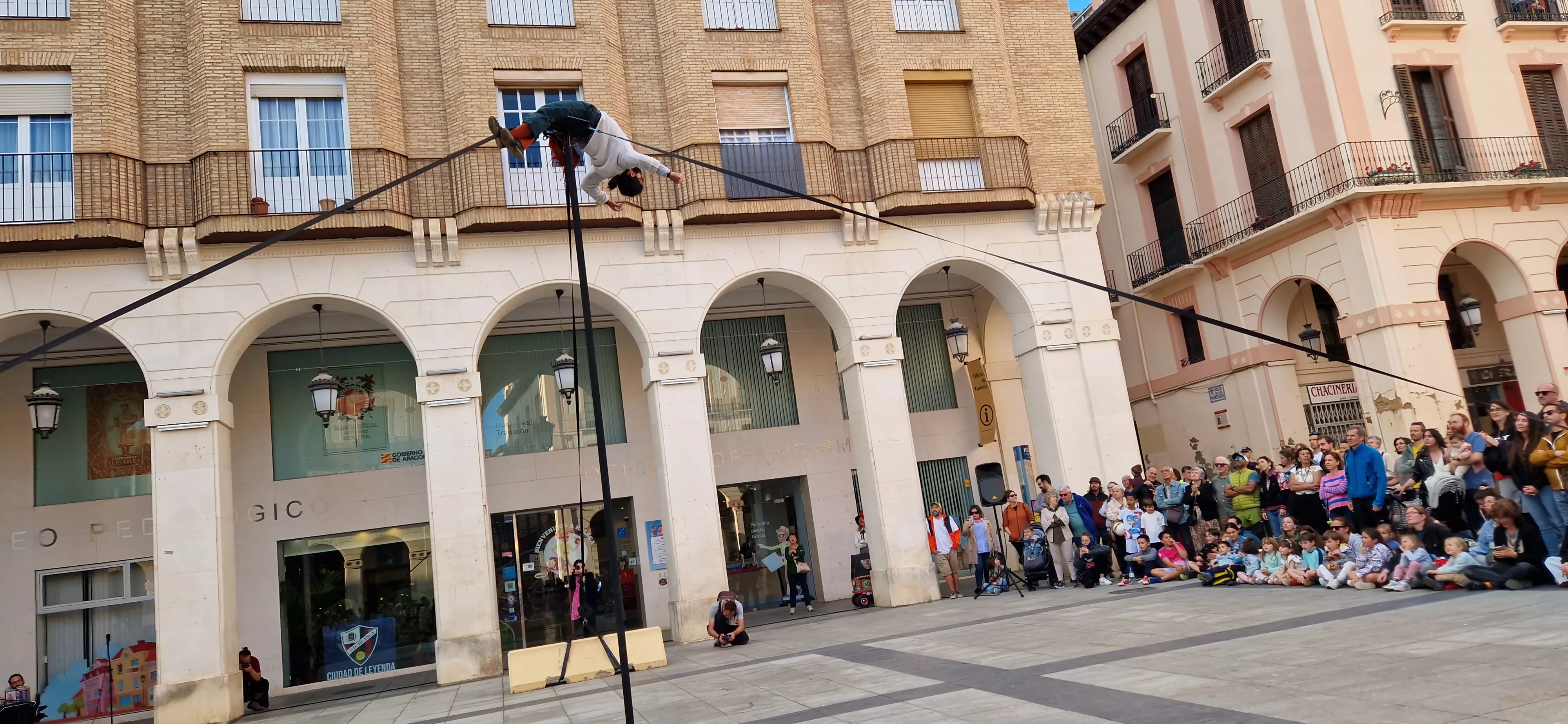 Festival de circo “Caminando por las nubes” en la plaza López Allué de Huesca. Foto Myriam Martínez