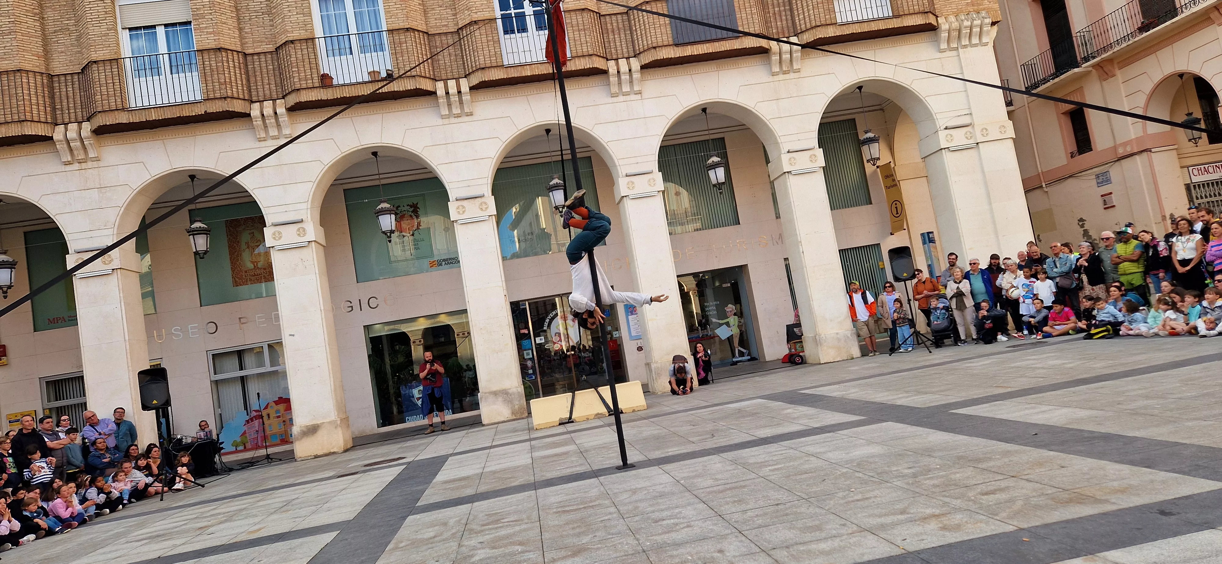 Festival de circo “Caminando por las nubes” en la plaza López Allué de Huesca. Foto Myriam Martínez