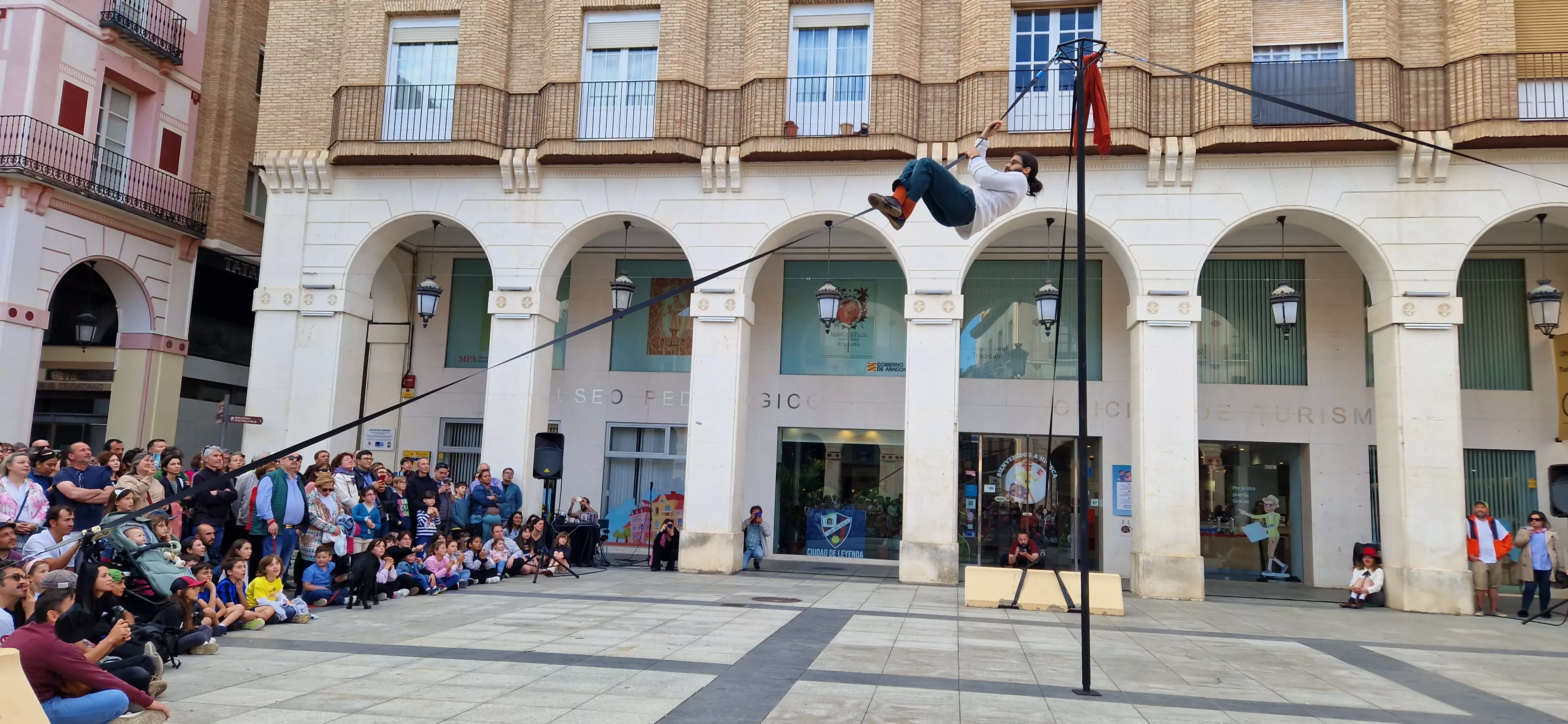 Festival de circo “Caminando por las nubes” en la plaza López Allué de Huesca. Foto Myriam Martínez