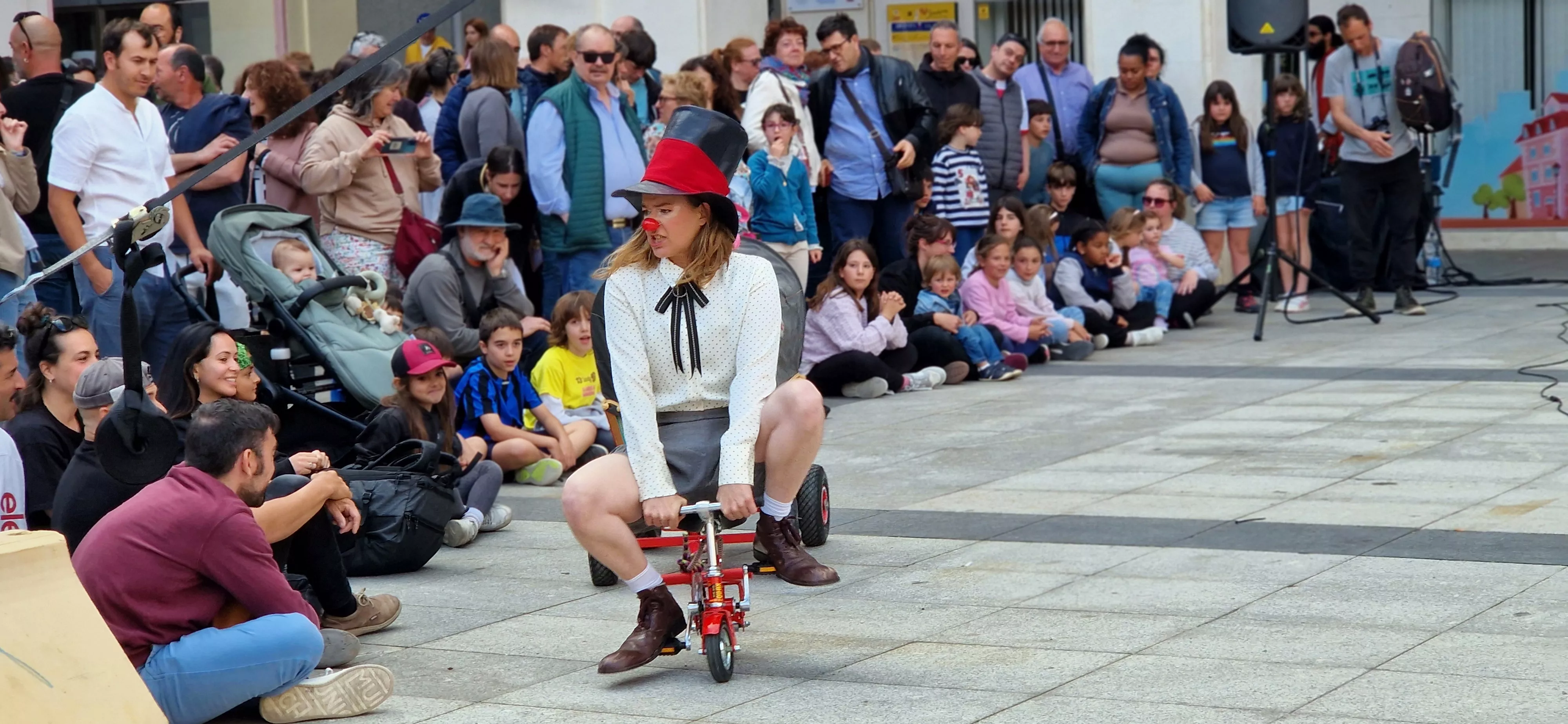 Festival de circo “Caminando por las nubes” en la plaza López Allué de Huesca. Foto Myriam Martínez