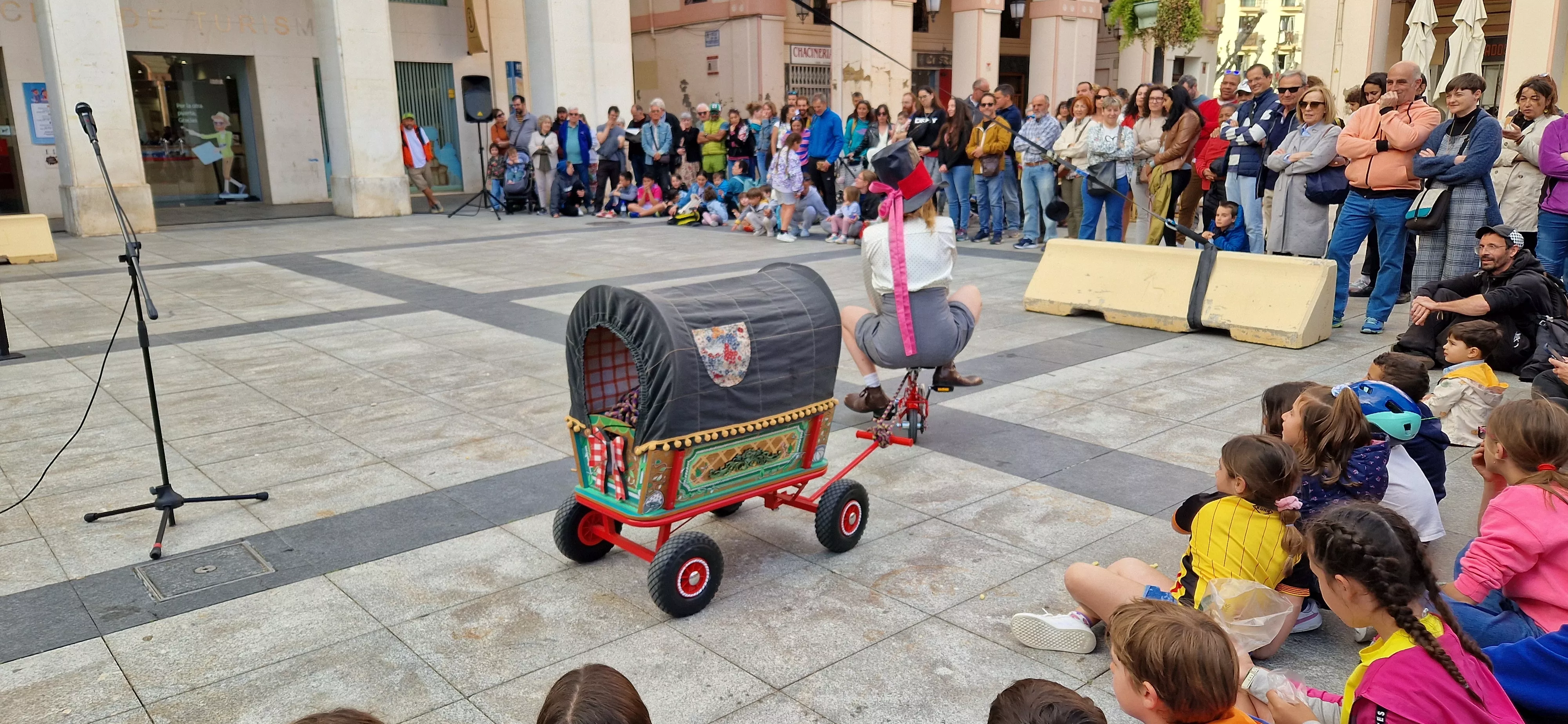 Festival de circo “Caminando por las nubes” en la plaza López Allué de Huesca. Foto Myriam Martínez