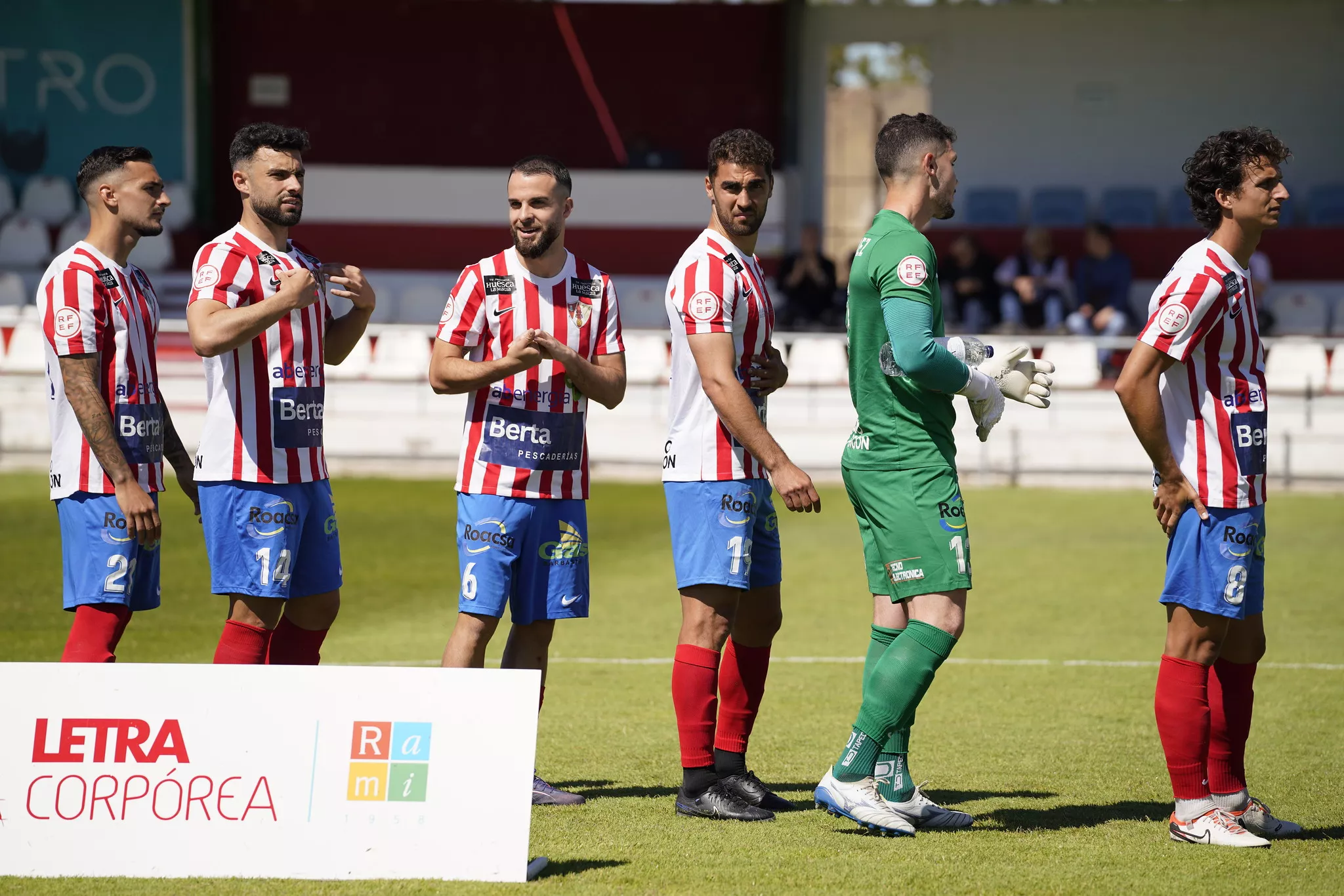 Los jugadores del Barbastro, antes del partido ante el Izarra de este domingo. Foto: @fotomaniafut