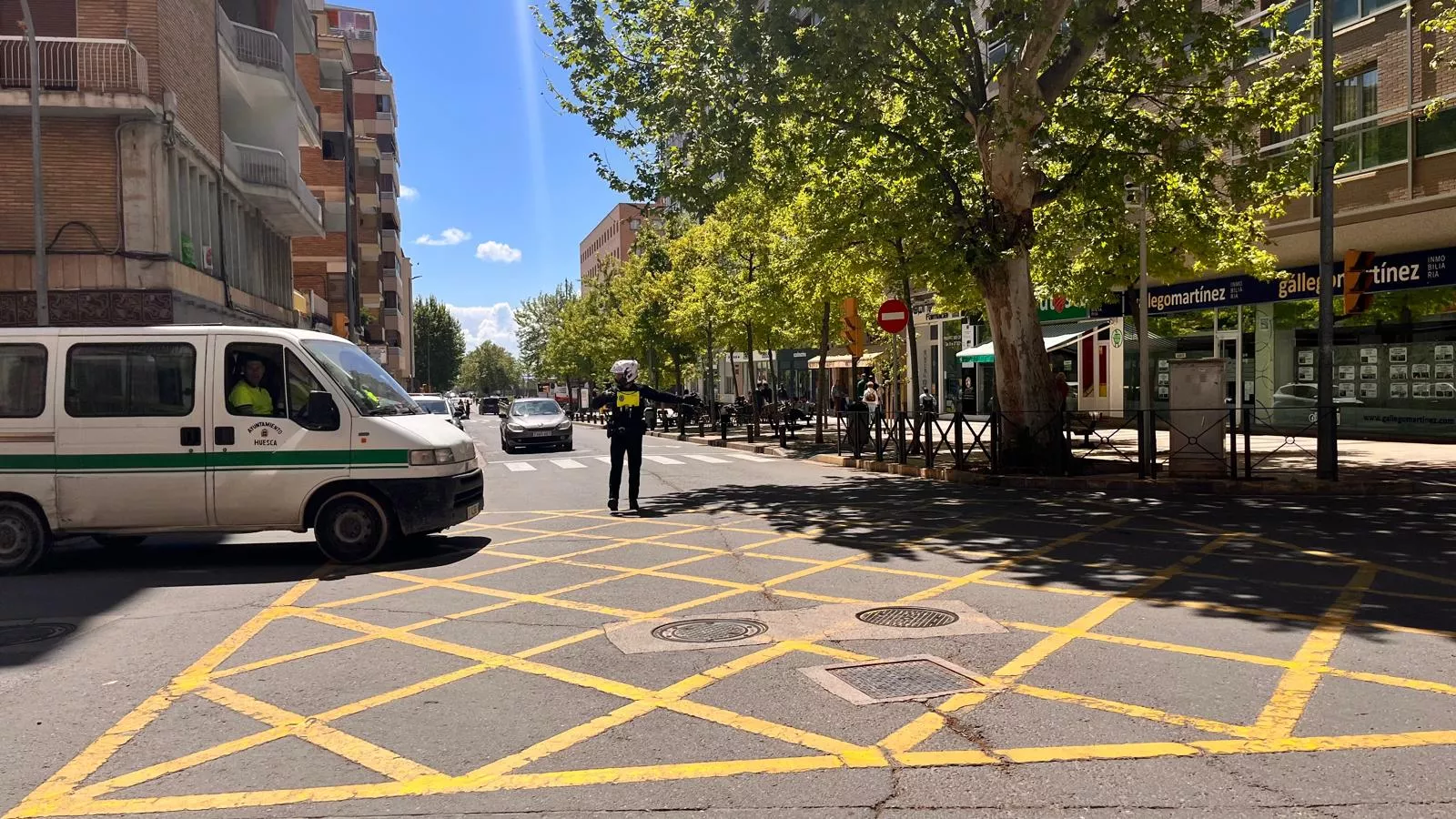 Un policía local dirige el tráfico entre la calle Zaragoza, Cabestany y Cavia